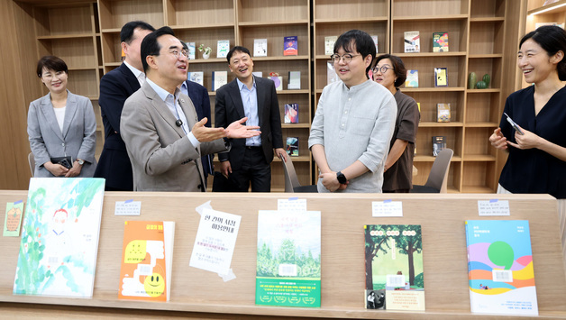 기획예산처 도서관 '서담재'  둘러보는 박홍근 장관