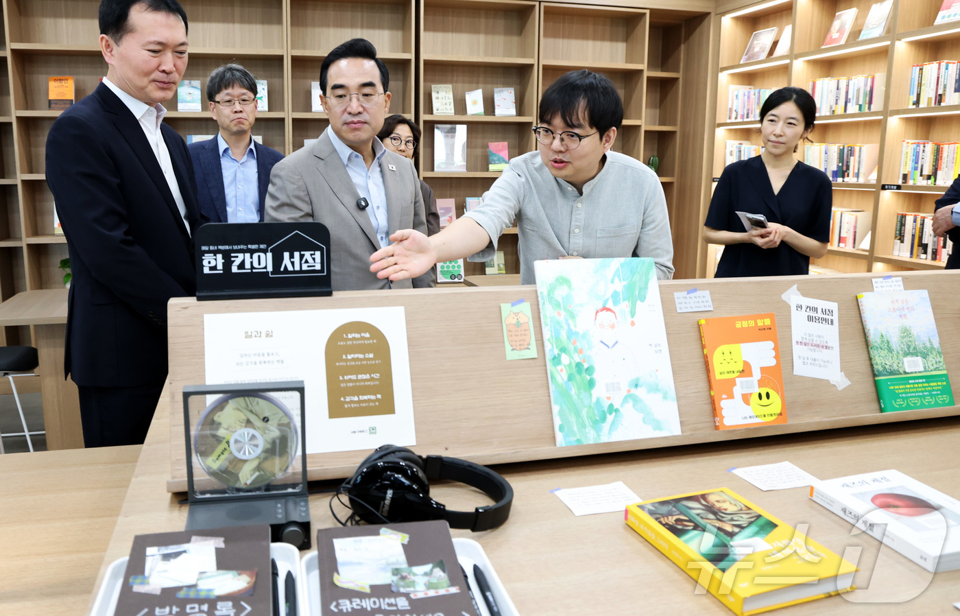 (세종=뉴스1) 김기남 기자 = 박홍근 기획예산처 장관이 16일 세종시 정부세종청사 기획예산처 도서관 '서담재' 개관식에 참석하여 시설과 도서들을 둘러보고 있다. 2026.7.16 …