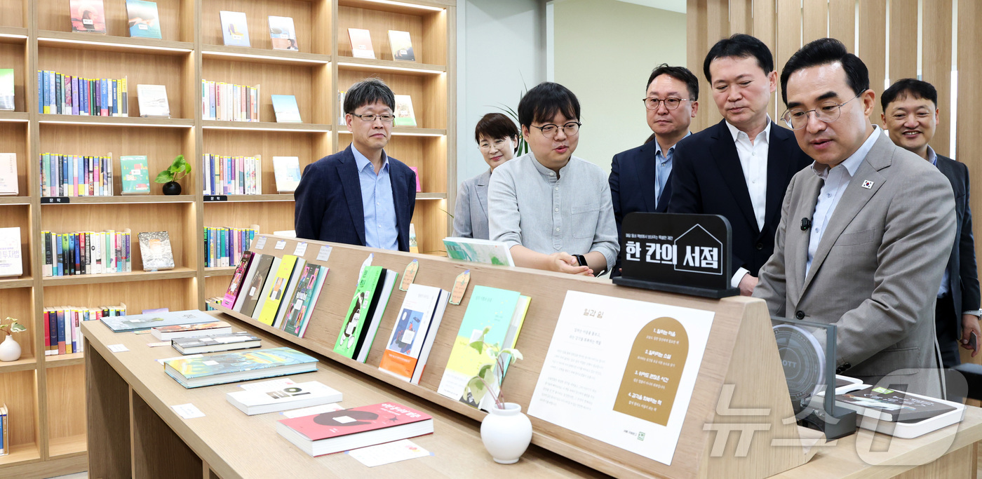 (세종=뉴스1) 김기남 기자 = 박홍근 기획예산처 장관이 16일 세종시 정부세종청사 기획예산처 도서관 '서담재' 개관식에 참석하여 시설과 도서들을 둘러보고 있다. 2026.7.16 …