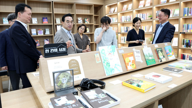 기획예산처 도서관 '서담재'  둘러보는 박홍근 장관