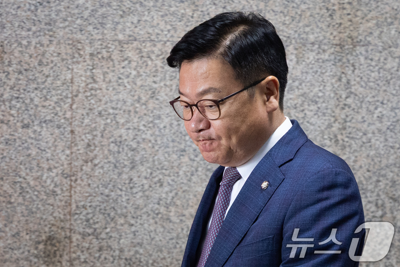 (서울=뉴스1) 유승관 기자 = 정점식 국민의힘 원내대표가 16일 서울 여의도 국회에서 대법원의 권성동 의원 의원직 상실형 선고에 대한 입장을 밝히기 위해 원내대표실을 나오고 있다 …