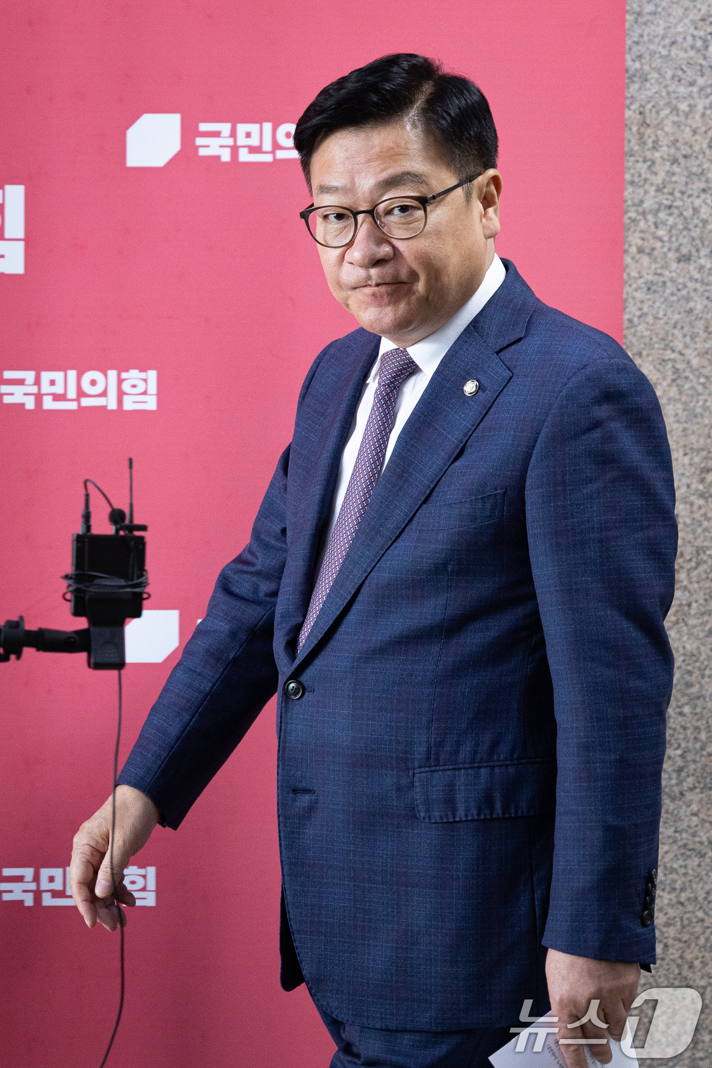 (서울=뉴스1) 유승관 기자 = 정점식 국민의힘 원내대표가 16일 서울 여의도 국회에서 대법원의 권성동 의원 의원직 상실형 선고에 대한 입장을 밝히기 위해 원내대표실을 나오고 있다 …