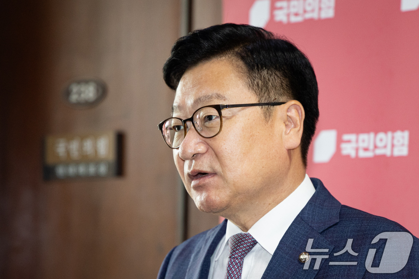 (서울=뉴스1) 유승관 기자 = 정점식 국민의힘 원내대표가 16일 서울 여의도 국회에서 대법원의 권성동 의원 의원직 상실형 선고에 대한 입장을 밝히고 있다.대법원은 이날 통일교 측 …