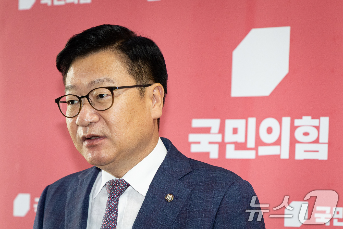 (서울=뉴스1) 유승관 기자 = 정점식 국민의힘 원내대표가 16일 서울 여의도 국회에서 대법원의 권성동 의원 의원직 상실형 선고에 대한 입장을 밝힌 후 취재진 질문에 답하고 있다. …