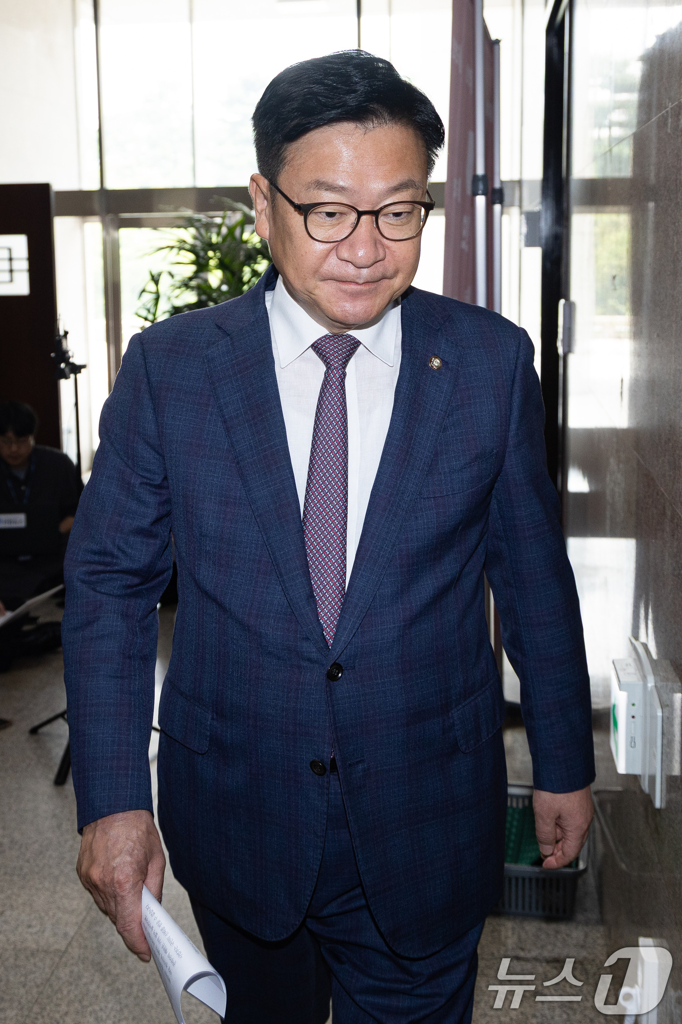 (서울=뉴스1) 유승관 기자 = 정점식 국민의힘 원내대표가 16일 서울 여의도 국회에서 대법원의 권성동 의원 의원직 상실형 선고에 대한 입장을 밝힌 후 원내대표실로 들어서고 있다. …