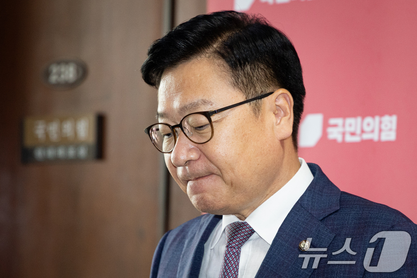 (서울=뉴스1) 유승관 기자 = 정점식 국민의힘 원내대표가 16일 서울 여의도 국회에서 대법원의 권성동 의원 의원직 상실형 선고에 대한 입장을 밝힌 후 굳은 표정을 짓고 있다.대법 …