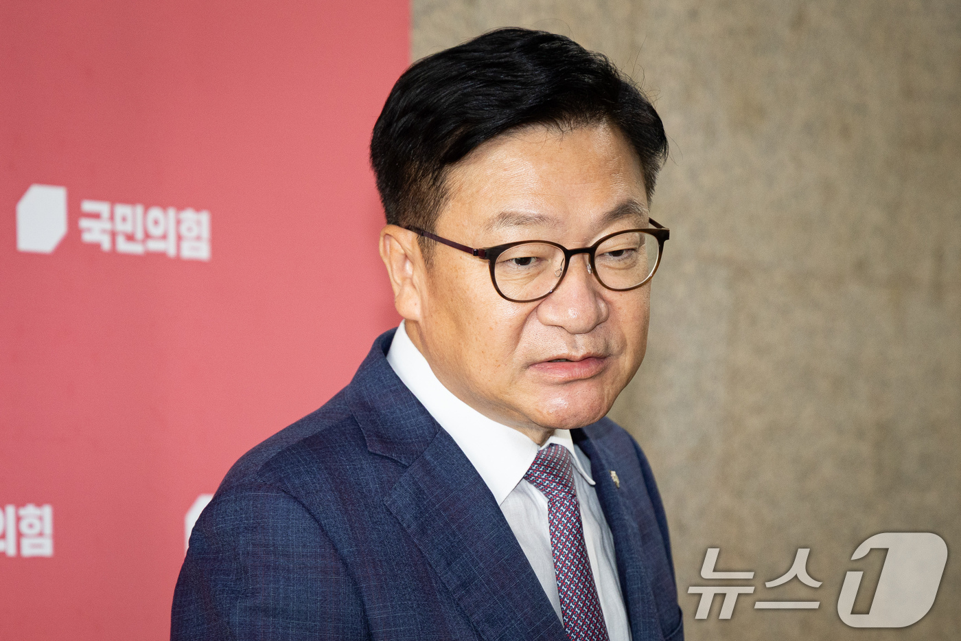 (서울=뉴스1) 유승관 기자 = 정점식 국민의힘 원내대표가 16일 서울 여의도 국회에서 대법원의 권성동 의원 의원직 상실형 선고에 대한 입장을 밝힌 후 취재진 질문에 답하고 있다. …