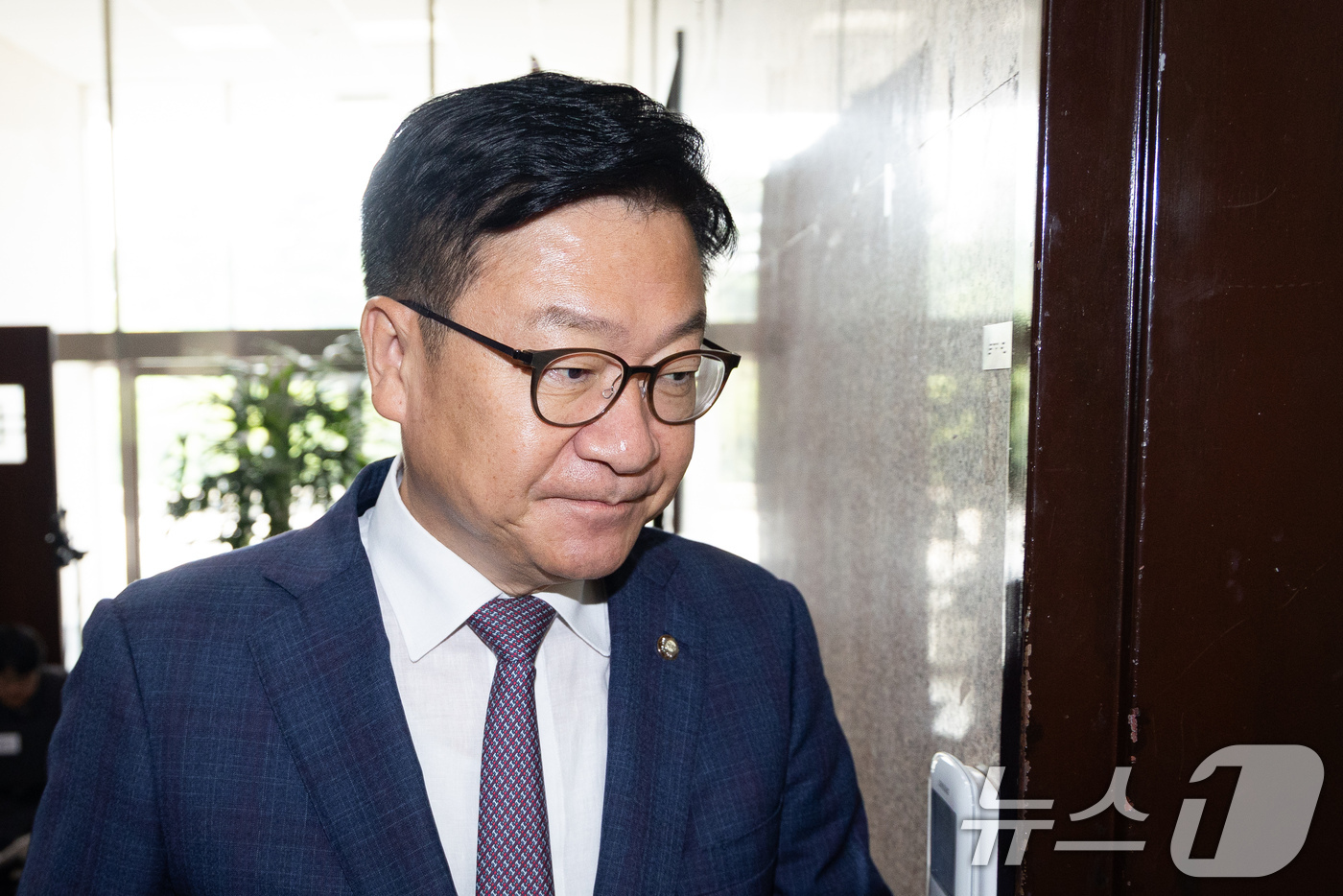 (서울=뉴스1) 유승관 기자 = 정점식 국민의힘 원내대표가 16일 서울 여의도 국회에서 대법원의 권성동 의원 의원직 상실형 선고에 대한 입장을 밝힌 후 원내대표실로 들어서고 있다. …