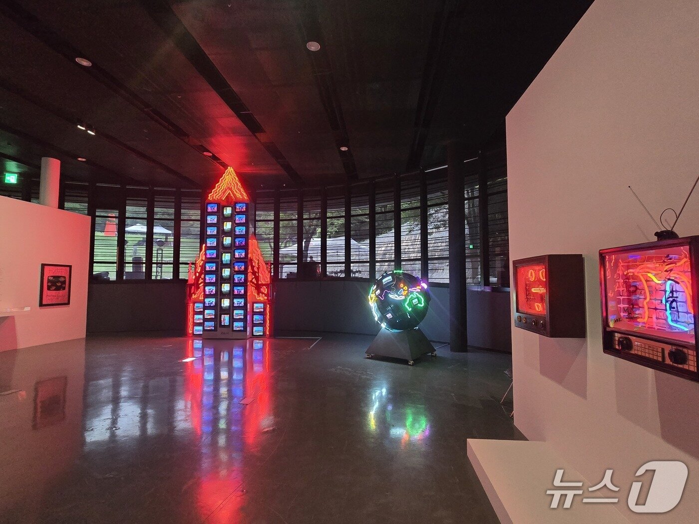 본문 이미지 - 제1회 백남준미디어아트페스티벌 '백남준의 행성' 전시 전경. ⓒ 뉴스1 김정한 기자