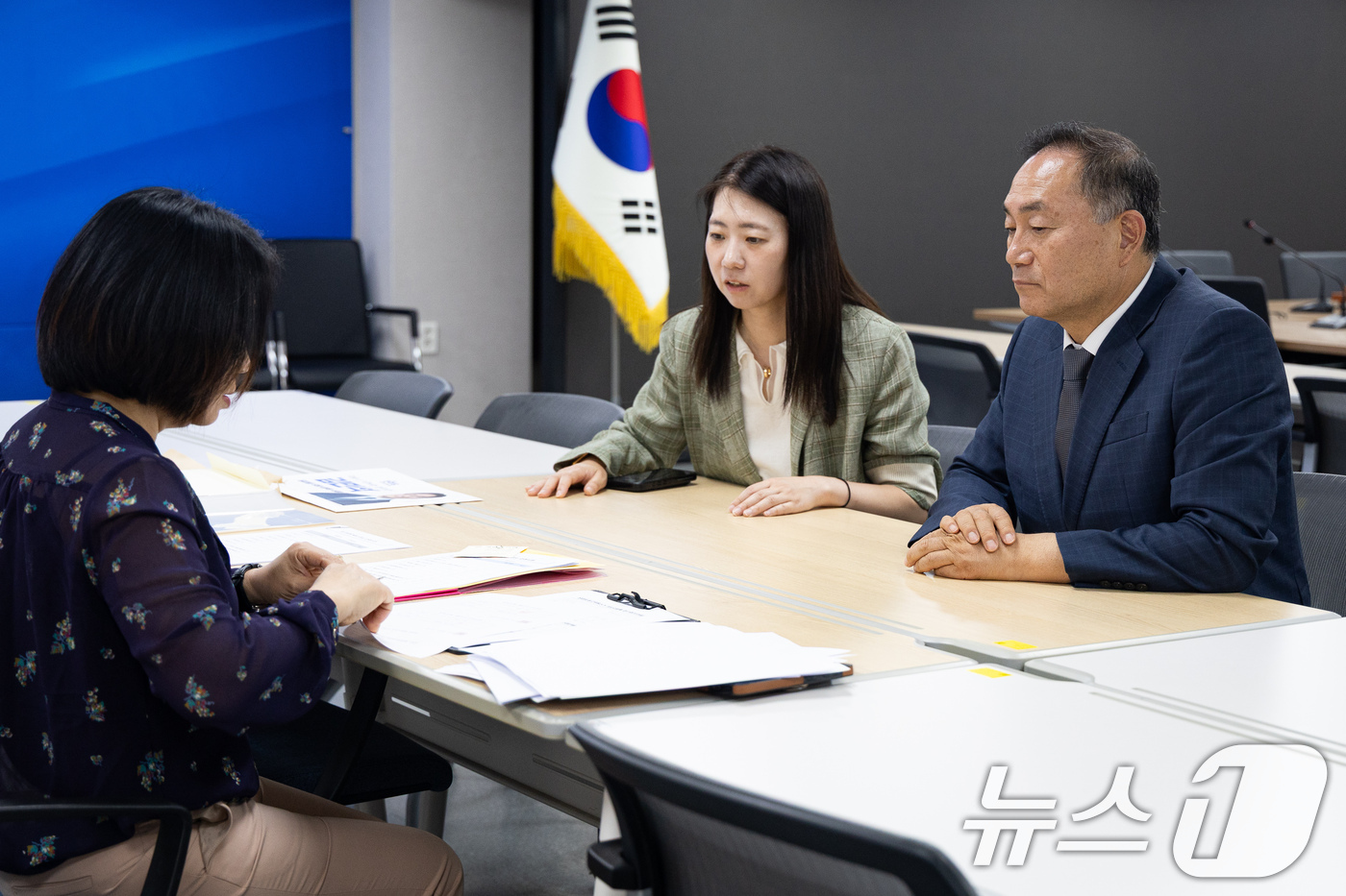 (서울=뉴스1) 유승관 기자 = 더불어민주당 당권주자인 김민석 전 총리 측 대리인 김원이 의원이 16일 서울 여의도 민주당사에서 김 전 총리 당대표 후보 등록을 하고 있다. 202 …