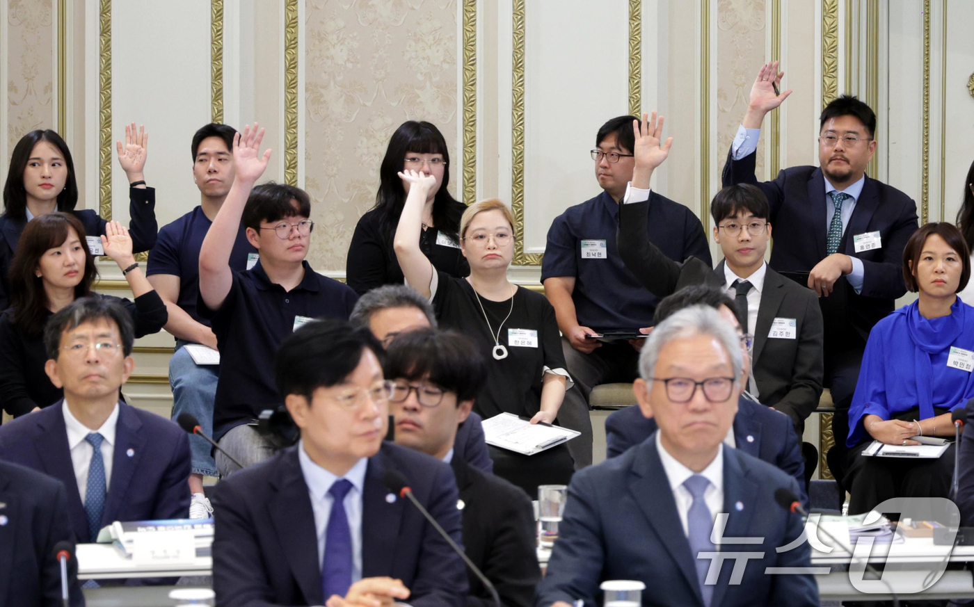 (서울=뉴스1) 허경 기자 = 16일 청와대 영빈관에서 열린 과학기술정보통신부, 방송미디어통신위원회, 개인정보보호위원회 2차 업무보고에서 국민참여단이 발언을 요청하고 있다.  (청 …