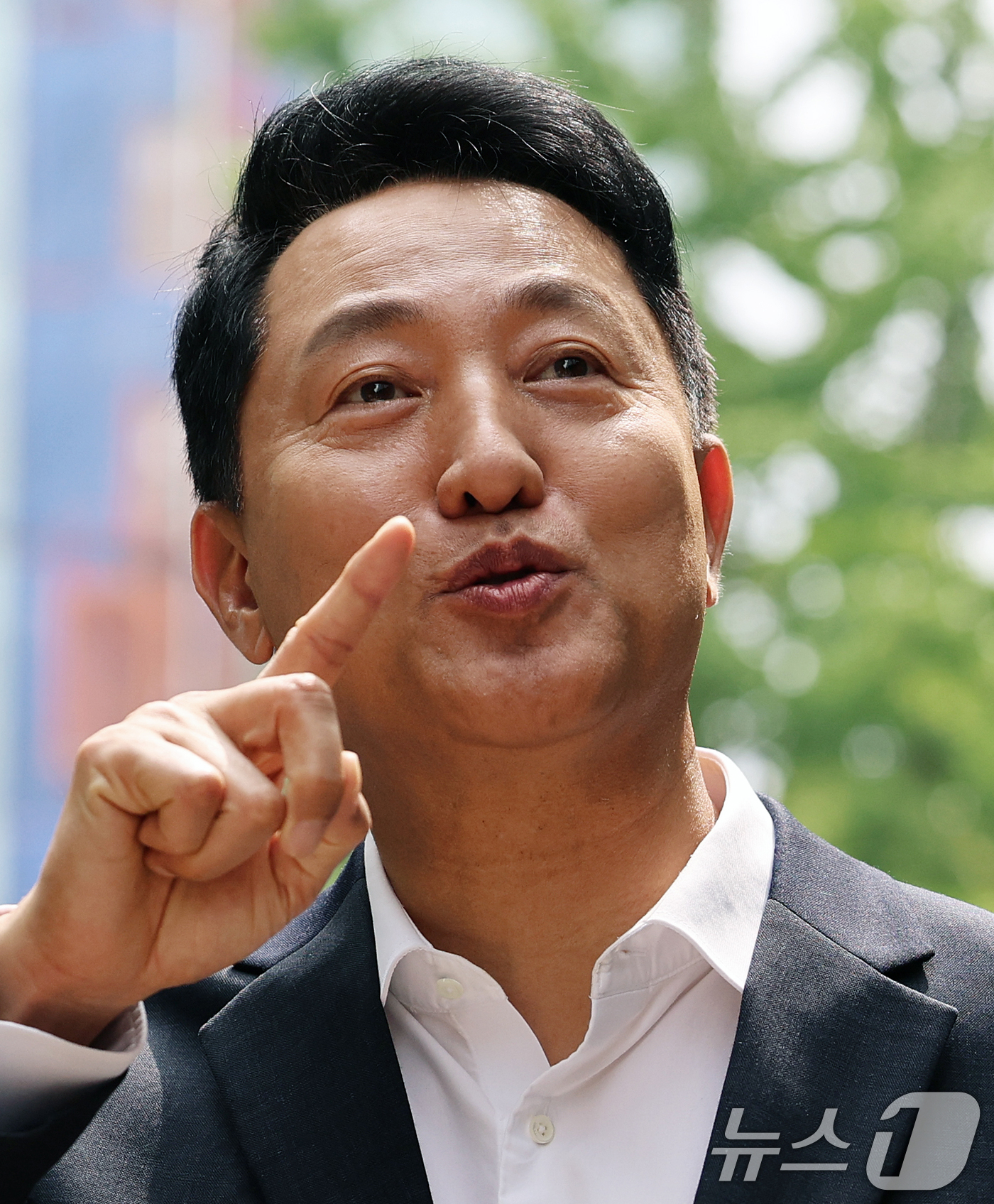 (서울=뉴스1) 오대일 기자 = 오세훈 서울시장이 16일 준공업지역 공동주택 용적률 완화가 적용된 서울 영등포구 양평 신동아아파트 재건축단지를 방문해 사업 추진 상황을 점검하고 있 …