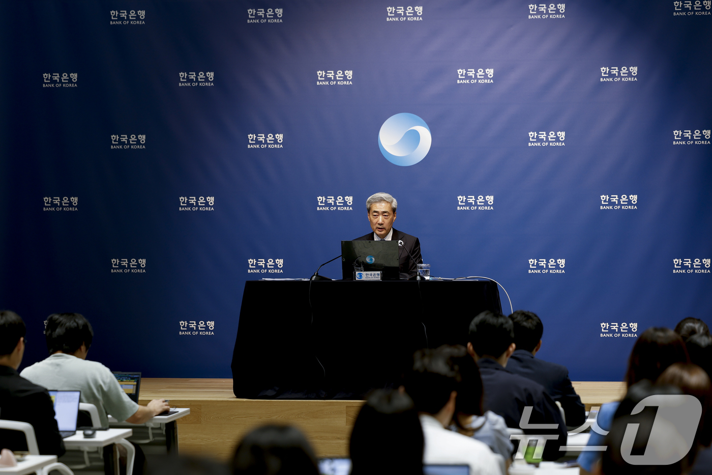 (서울=뉴스1) 사진공동취재단 = 신현송 한국은행 총재가 16일 오전 서울 중구 한국은행에서 열린 금융통화위원회 통화정책방향 기자간담회에서 발언하고 있다. 2026.7.16/뉴스1 …