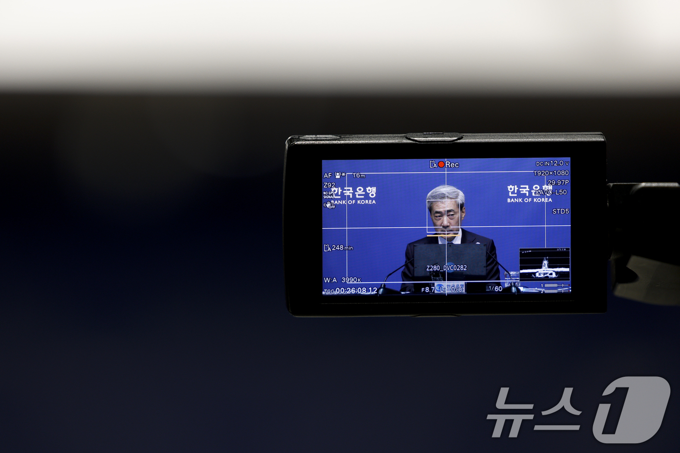 (서울=뉴스1) 사진공동취재단 = 신현송 한국은행 총재가 16일 오전 서울 중구 한국은행에서 열린 금융통화위원회 통화정책방향 기자간담회에서 발언하고 있다. 2026.7.16/뉴스1 …