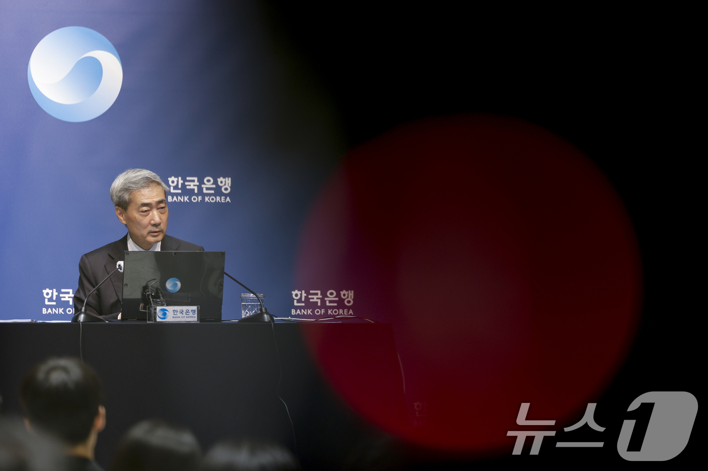 (서울=뉴스1) 사진공동취재단 = 신현송 한국은행 총재가 16일 오전 서울 중구 한국은행에서 열린 금융통화위원회 통화정책방향 기자간담회에서 발언하고 있다. 2026.7.16/뉴스1 …