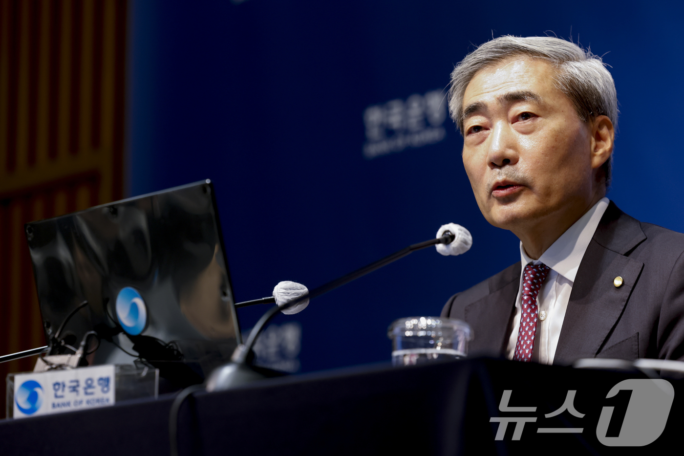 (서울=뉴스1) 사진공동취재단 = 신현송 한국은행 총재가 16일 오전 서울 중구 한국은행에서 열린 금융통화위원회 통화정책방향 기자간담회에서 발언하고 있다. 2026.7.16/뉴스1 …