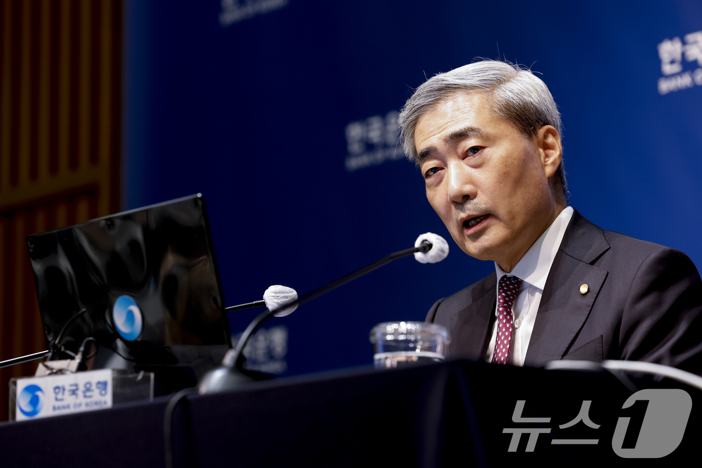 (서울=뉴스1) 사진공동취재단 = 신현송 한국은행 총재가 16일 오전 서울 중구 한국은행에서 열린 금융통화위원회 통화정책방향 기자간담회에서 발언하고 있다. 2026.7.16/뉴스1 …