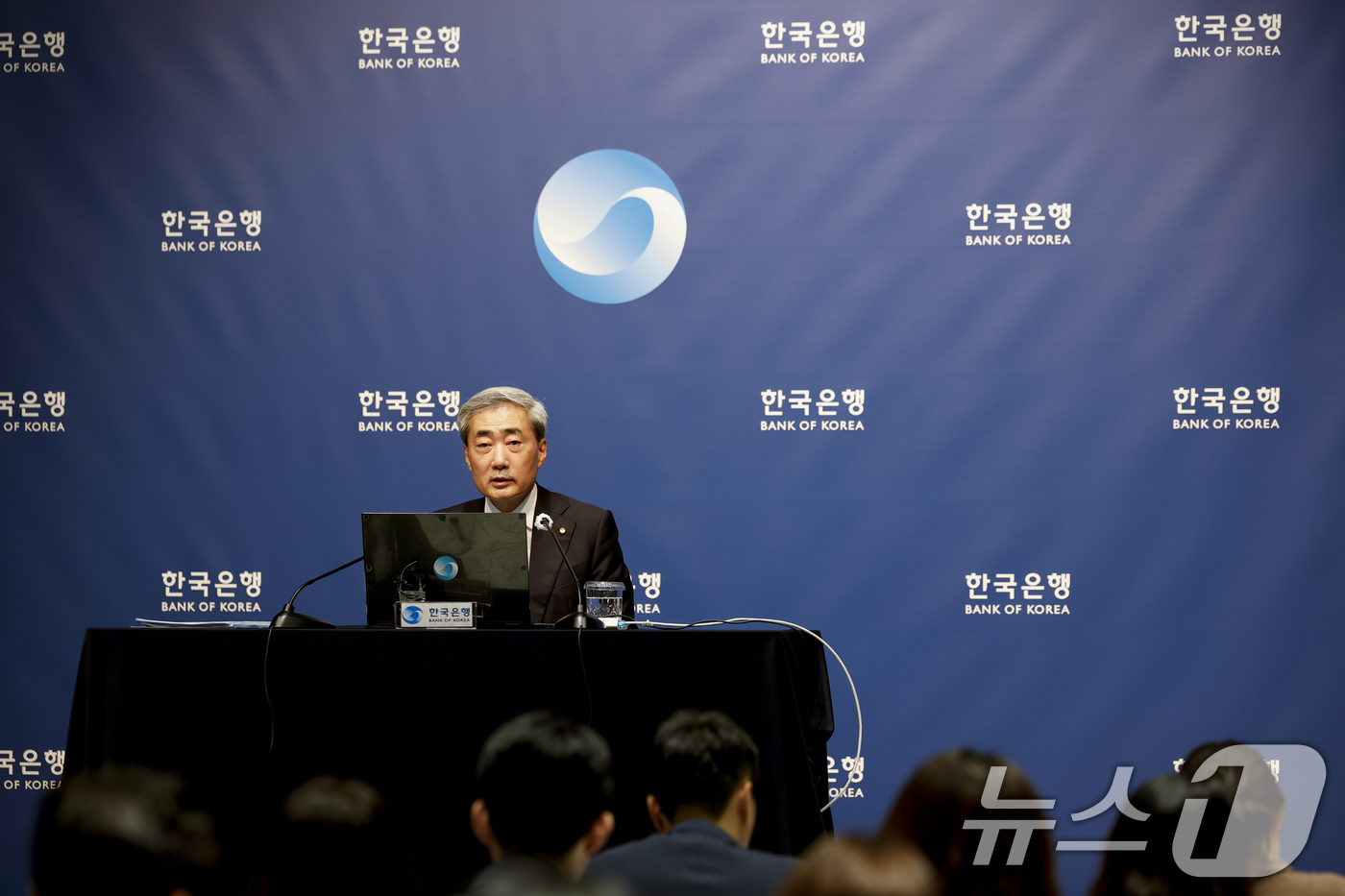 (서울=뉴스1) 사진공동취재단 = 신현송 한국은행 총재가 16일 오전 서울 중구 한국은행에서 열린 금융통화위원회 통화정책방향 기자간담회에서 발언하고 있다. 2026.7.16/뉴스1 …