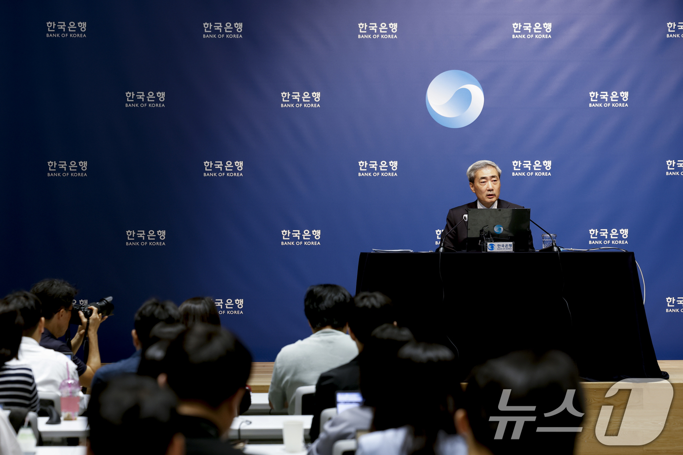 (서울=뉴스1) 사진공동취재단 = 신현송 한국은행 총재가 16일 오전 서울 중구 한국은행에서 열린 금융통화위원회 통화정책방향 기자간담회에서 발언하고 있다. 2026.7.16/뉴스1 …