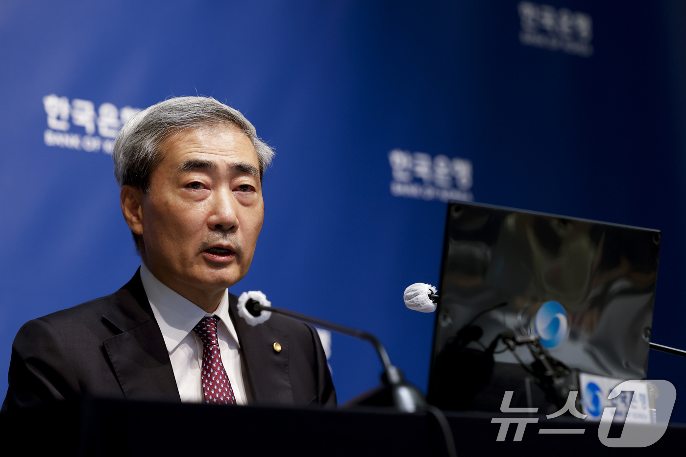 (서울=뉴스1) 사진공동취재단 = 신현송 한국은행 총재가 16일 오전 서울 중구 한국은행에서 열린 금융통화위원회 통화정책방향 기자간담회에서 발언하고 있다.  2026.7.16/뉴스 …