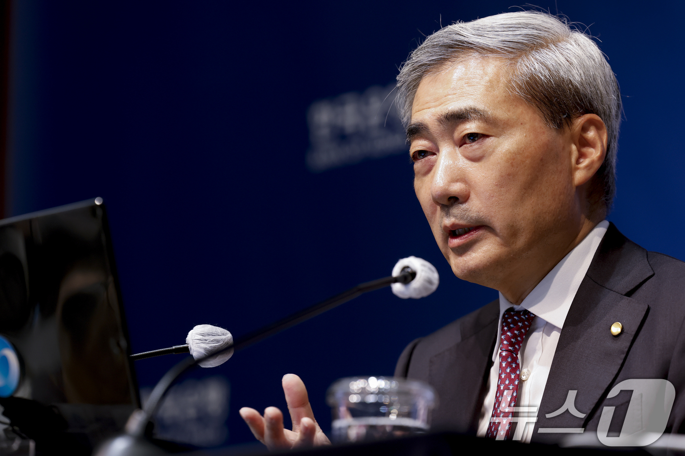 (서울=뉴스1) 사진공동취재단 = 신현송 한국은행 총재가 16일 오전 서울 중구 한국은행에서 열린 금융통화위원회 통화정책방향 기자간담회에서 발언하고 있다. 2026.7.16/뉴스1 …