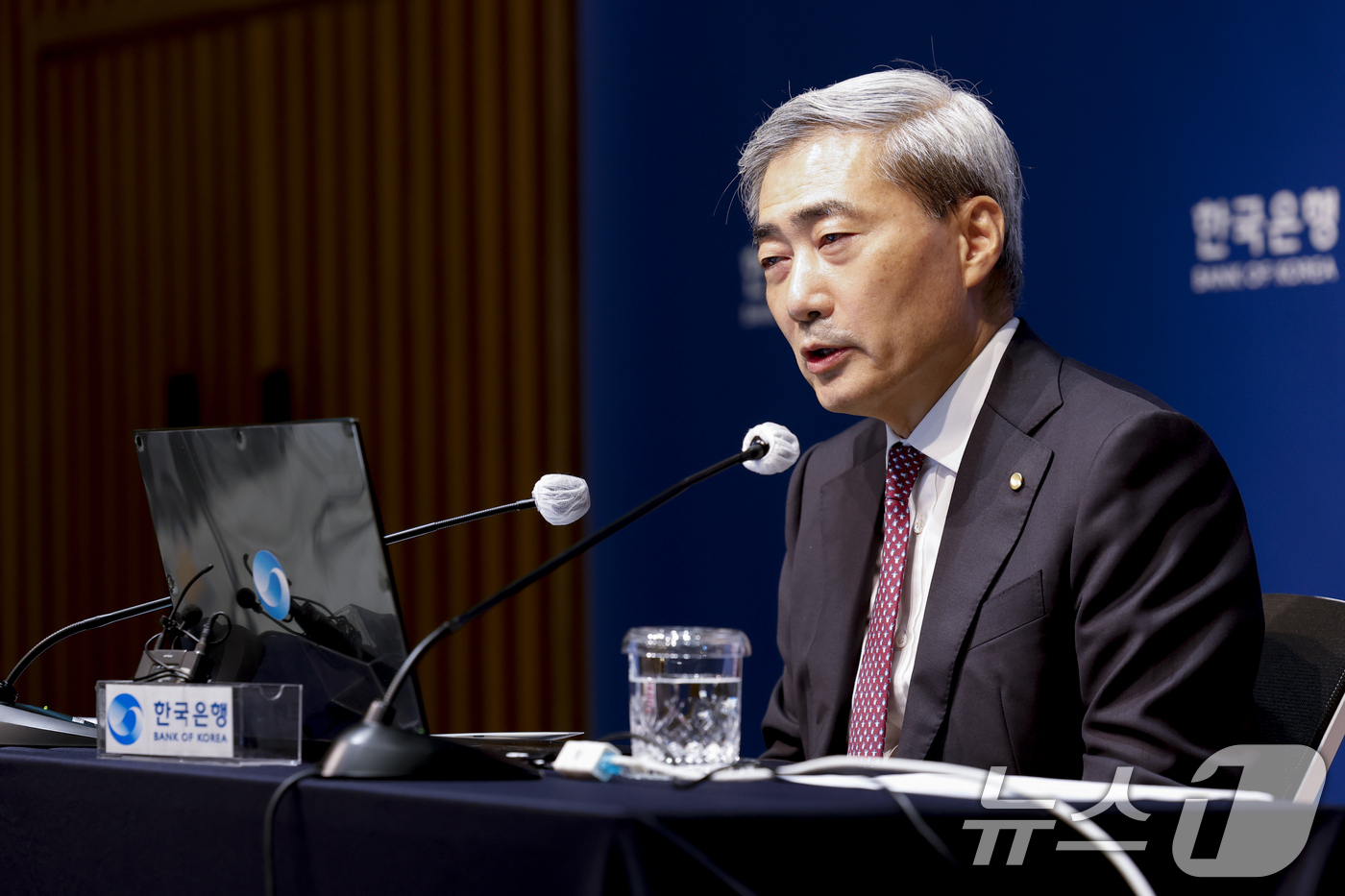 (서울=뉴스1) 사진공동취재단 = 신현송 한국은행 총재가 16일 오전 서울 중구 한국은행에서 열린 금융통화위원회 통화정책방향 기자간담회에서 발언하고 있다. 2026.7.16/뉴스1 …