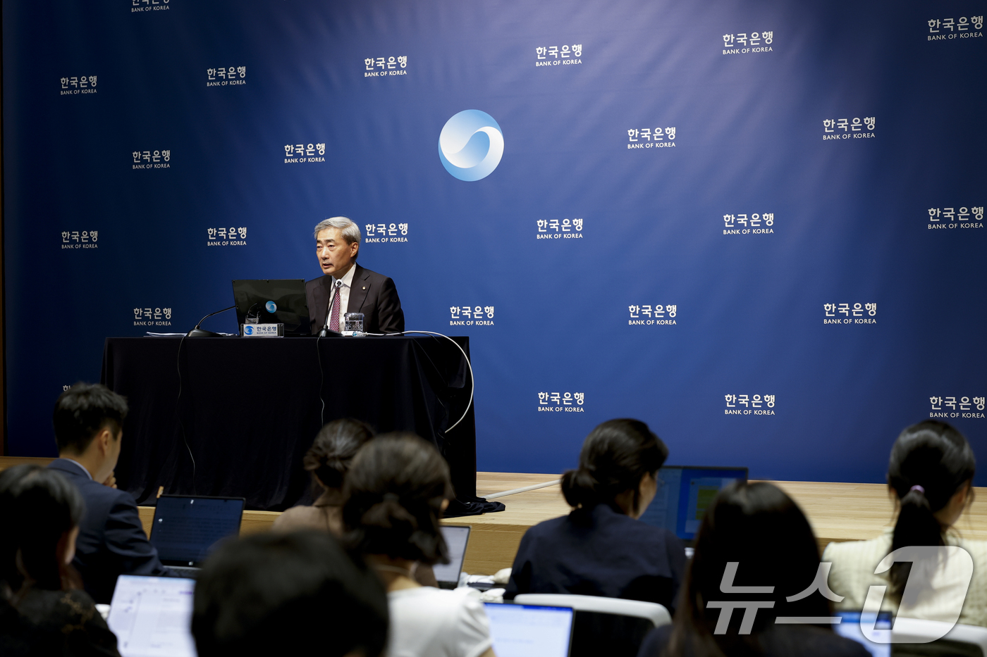 (서울=뉴스1) 사진공동취재단 = 신현송 한국은행 총재가 16일 오전 서울 중구 한국은행에서 열린 금융통화위원회 통화정책방향 기자간담회에서 발언하고 있다. 2026.7.16/뉴스1 …