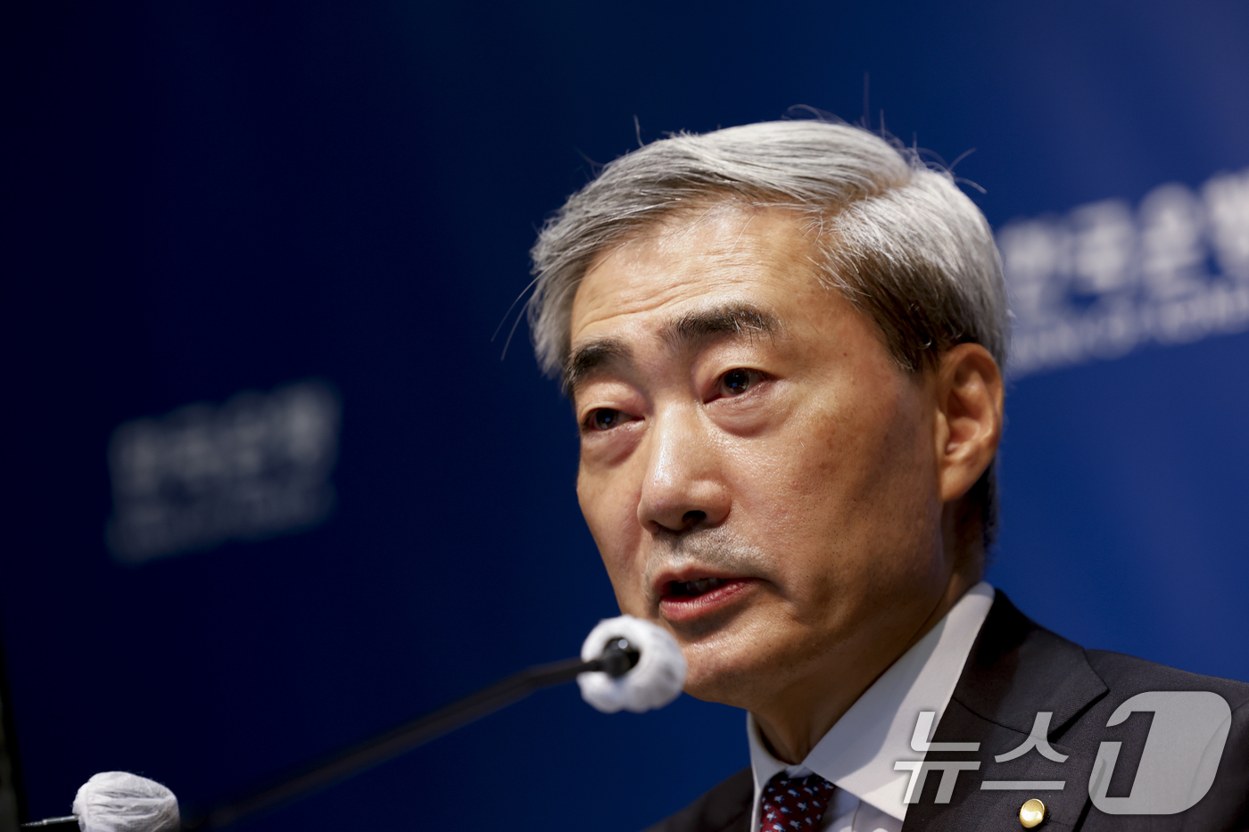 (서울=뉴스1) 사진공동취재단 = 신현송 한국은행 총재가 16일 오전 서울 중구 한국은행에서 열린 금융통화위원회 통화정책방향 기자간담회에서 발언하고 있다. 2026.7.16/뉴스1 …