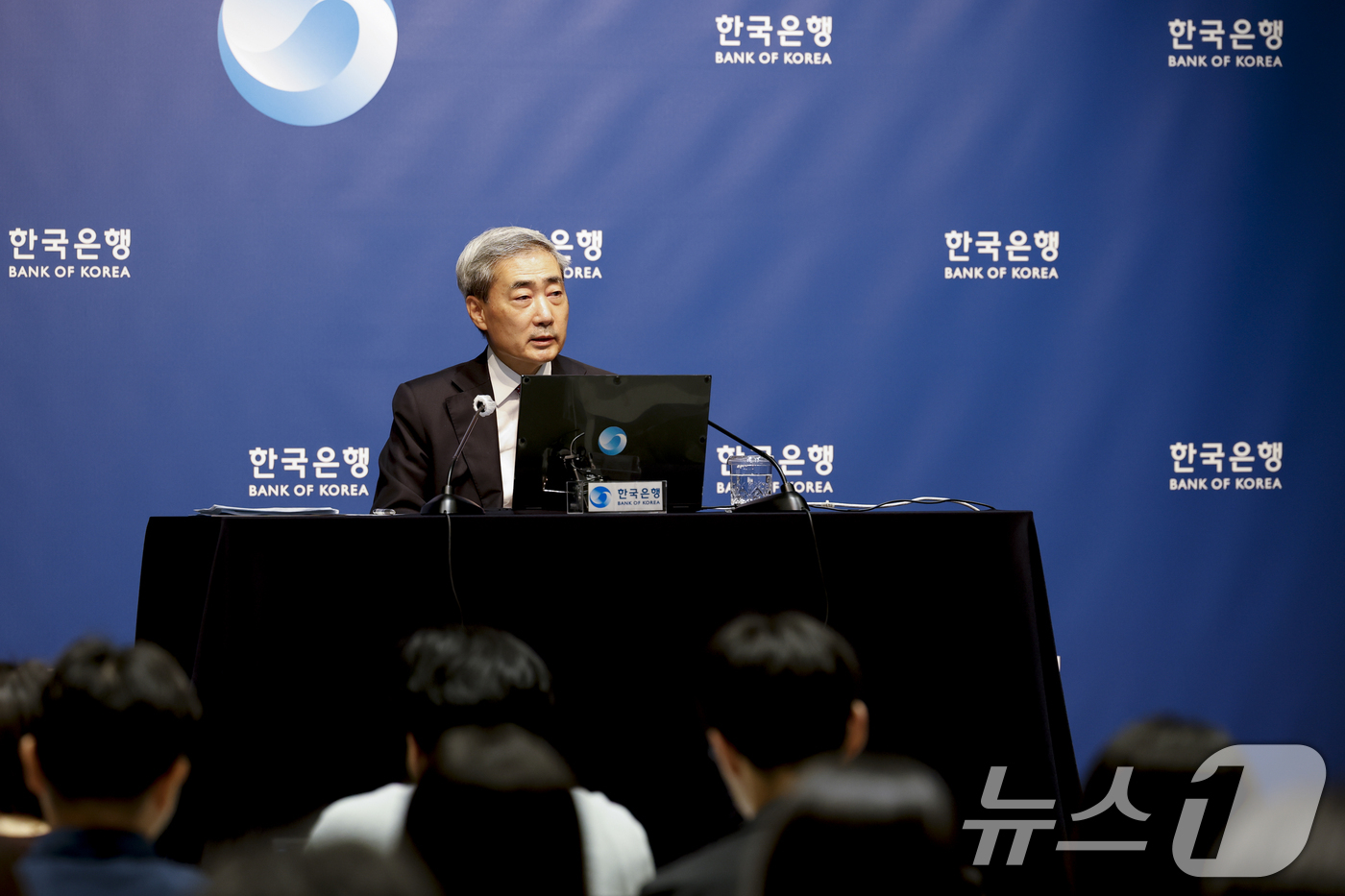 (서울=뉴스1) 사진공동취재단 = 신현송 한국은행 총재가 16일 오전 서울 중구 한국은행에서 열린 금융통화위원회 통화정책방향 기자간담회에서 발언하고 있다. 2026.7.16/뉴스1 …