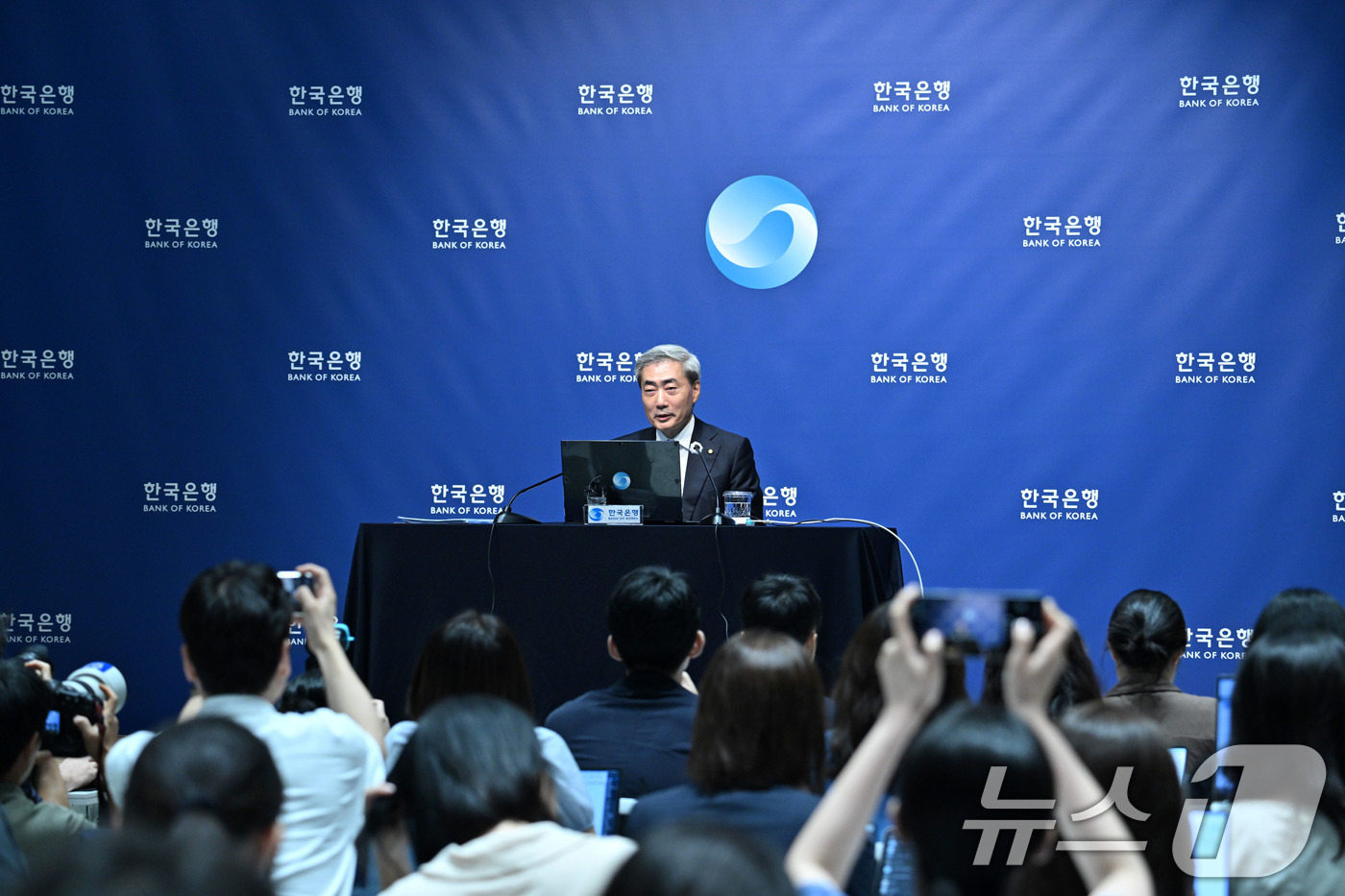 (서울=뉴스1) 사진공동취재단 = 신현송 한국은행 총재가 16일 오전 서울 중구 한국은행에서 열린 금융통화위원회 통화정책방향 기자간담회에서 발언하고 있다. 2026.7.16/뉴스1 …