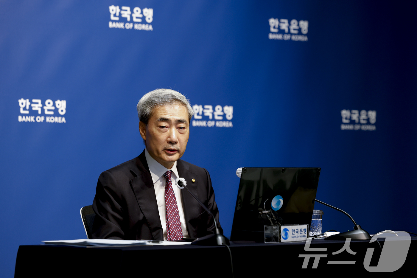 (서울=뉴스1) 사진공동취재단 = 신현송 한국은행 총재가 16일 오전 서울 중구 한국은행에서 열린 금융통화위원회 통화정책방향 기자간담회에서 발언하고 있다. 2026.7.16/뉴스1 …