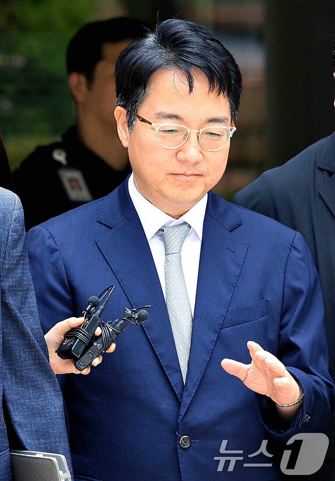 본문 이미지 - 12·3 비상계엄 내란 가담 및 직권남용 혐의를 받고 있는 심우정 전 검찰총장이 16일 서울 서초구 서울중앙지법에서 열린 구속 전 피의자 심문(영장실질심사)을 마치고 법원을 나서고 있다. 2026.7.16 ⓒ 뉴스1 이호윤 기자