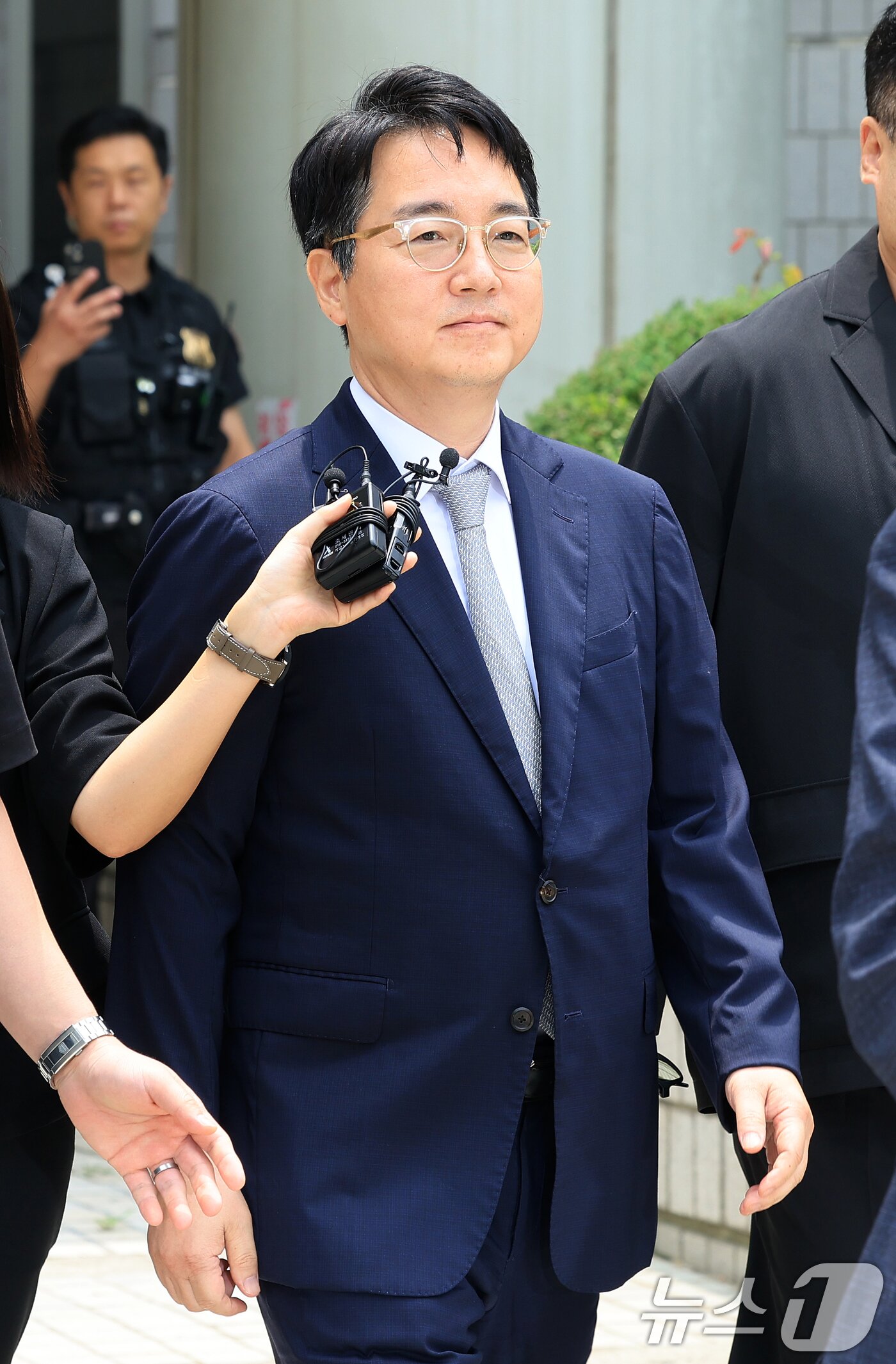 본문 이미지 - 12·3 비상계엄 내란 가담 및 직권남용 혐의를 받고 있는 심우정 전 검찰총장이 16일 서울 서초구 서울중앙지법에서 열린 구속 전 피의자 심문(영장실질심사)을 마치고 법원을 나서고 있다. 2026.7.16 ⓒ 뉴스1 이호윤 기자