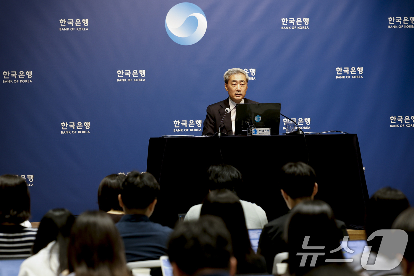 (서울=뉴스1) 사진공동취재단 = 신현송 한국은행 총재가 16일 오전 서울 중구 한국은행에서 열린 금융통화위원회 통화정책방향 기자간담회에서 발언하고 있다. 2026.7.16/뉴스1 …