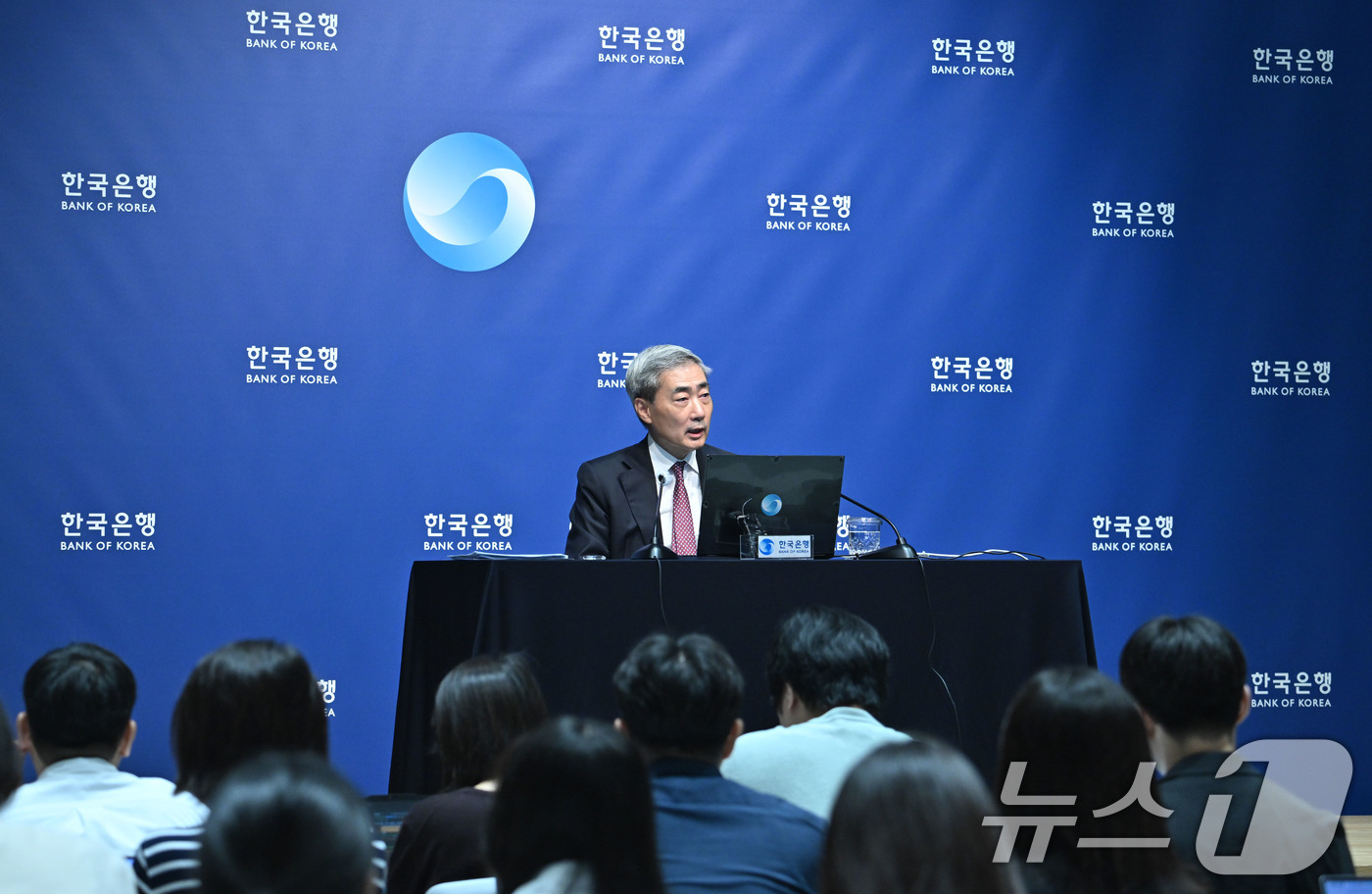 (서울=뉴스1) 사진공동취재단 = 신현송 한국은행 총재가 16일 오전 서울 중구 한국은행에서 열린 금융통화위원회 통화정책방향 기자간담회에서 발언하고 있다. 2026.7.16/뉴스1 …
