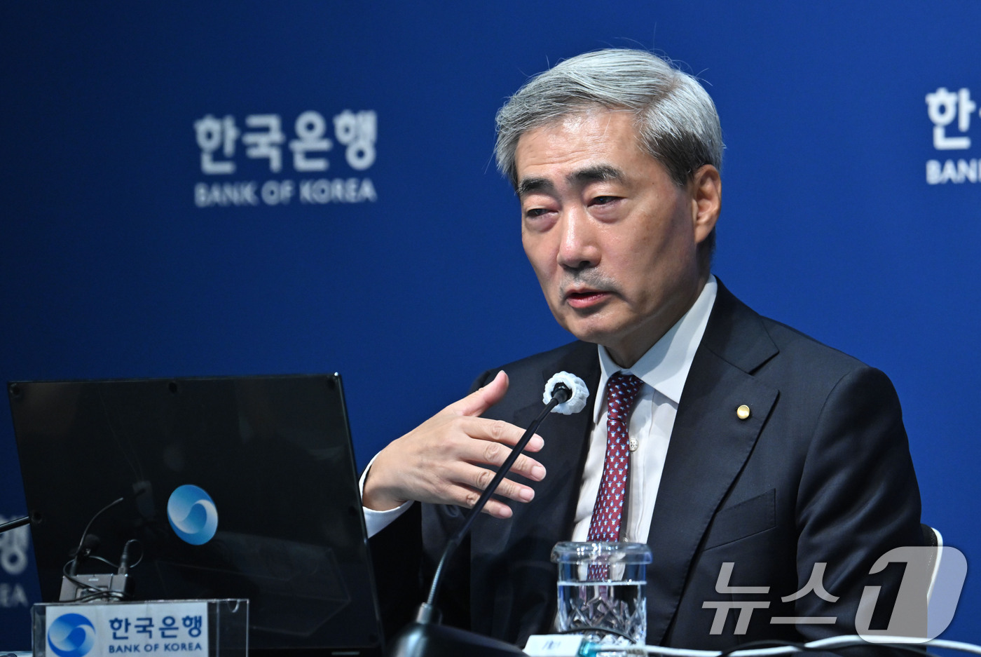 (서울=뉴스1) 사진공동취재단 = 신현송 한국은행 총재가 16일 오전 서울 중구 한국은행에서 열린 금융통화위원회 통화정책방향 기자간담회에서 발언하고 있다. 2026.7.16/뉴스1 …