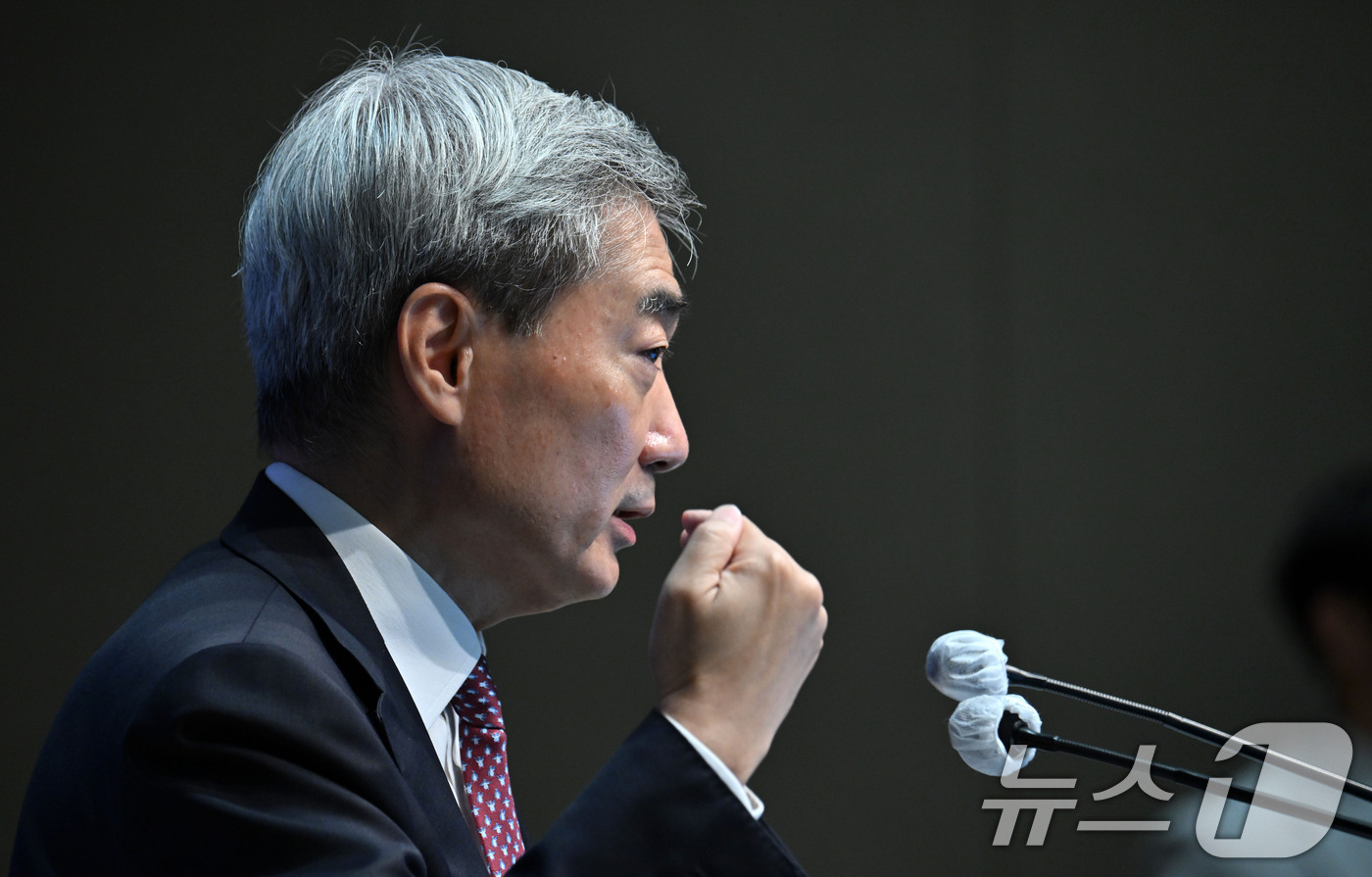 (서울=뉴스1) 사진공동취재단 = 신현송 한국은행 총재가 16일 오전 서울 중구 한국은행에서 열린 금융통화위원회 통화정책방향 기자간담회에서 발언하고 있다. 2026.7.16/뉴스1 …