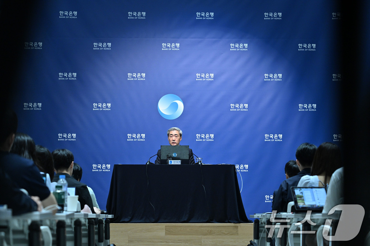 (서울=뉴스1) 사진공동취재단 = 신현송 한국은행 총재가 16일 오전 서울 중구 한국은행에서 열린 금융통화위원회 통화정책방향 기자간담회에서 발언하고 있다. 2026.7.16/뉴스1 …