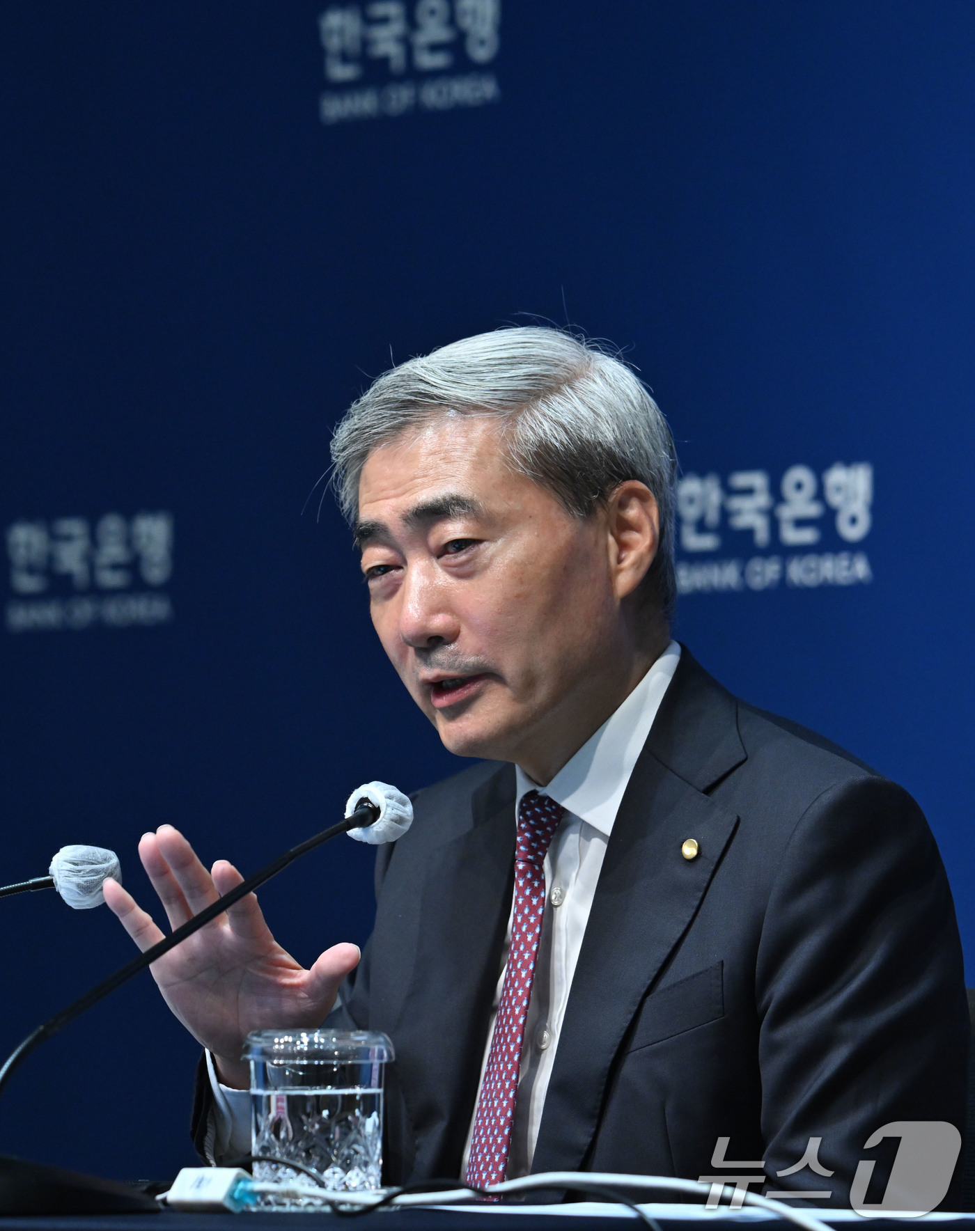 (서울=뉴스1) 사진공동취재단 = 신현송 한국은행 총재가 16일 오전 서울 중구 한국은행에서 열린 금융통화위원회 통화정책방향 기자간담회에서 발언하고 있다. 2026.7.16/뉴스1 …