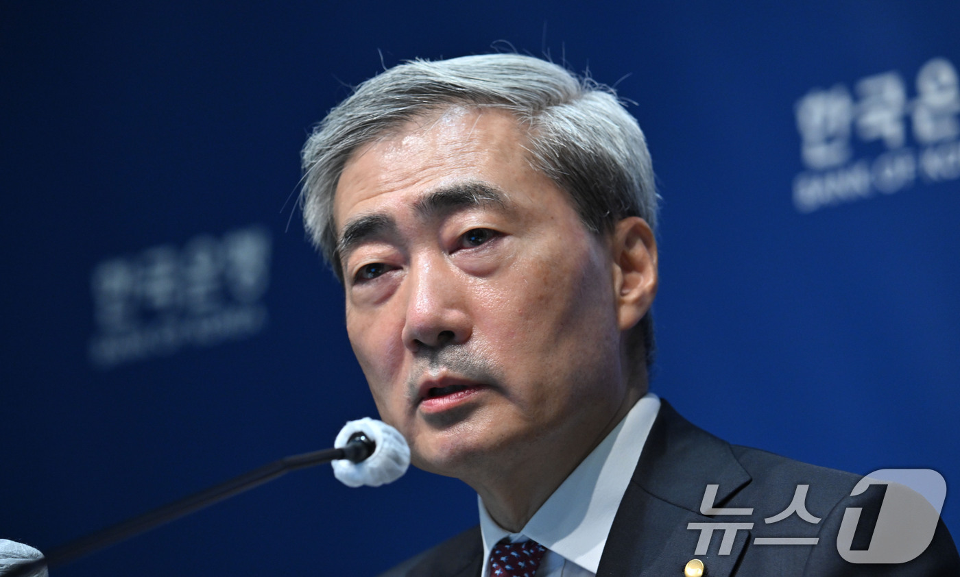(서울=뉴스1) 사진공동취재단 = 신현송 한국은행 총재가 16일 오전 서울 중구 한국은행에서 열린 금융통화위원회 통화정책방향 기자간담회에서 발언하고 있다. 2026.7.16/뉴스1 …