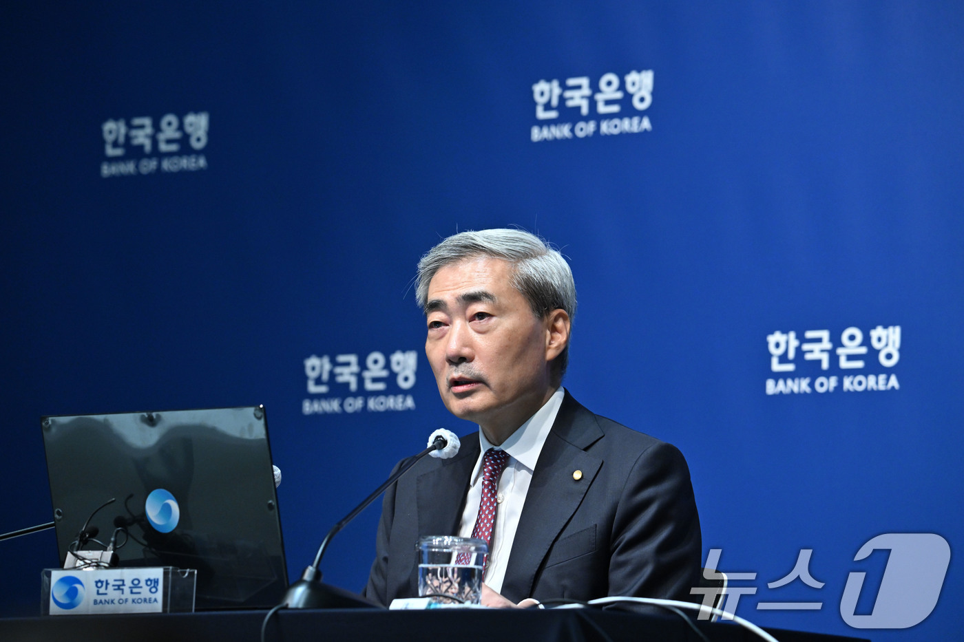 (서울=뉴스1) 사진공동취재단 = 신현송 한국은행 총재가 16일 오전 서울 중구 한국은행에서 열린 금융통화위원회 통화정책방향 기자간담회에서 발언하고 있다. 2026.7.16/뉴스1 …