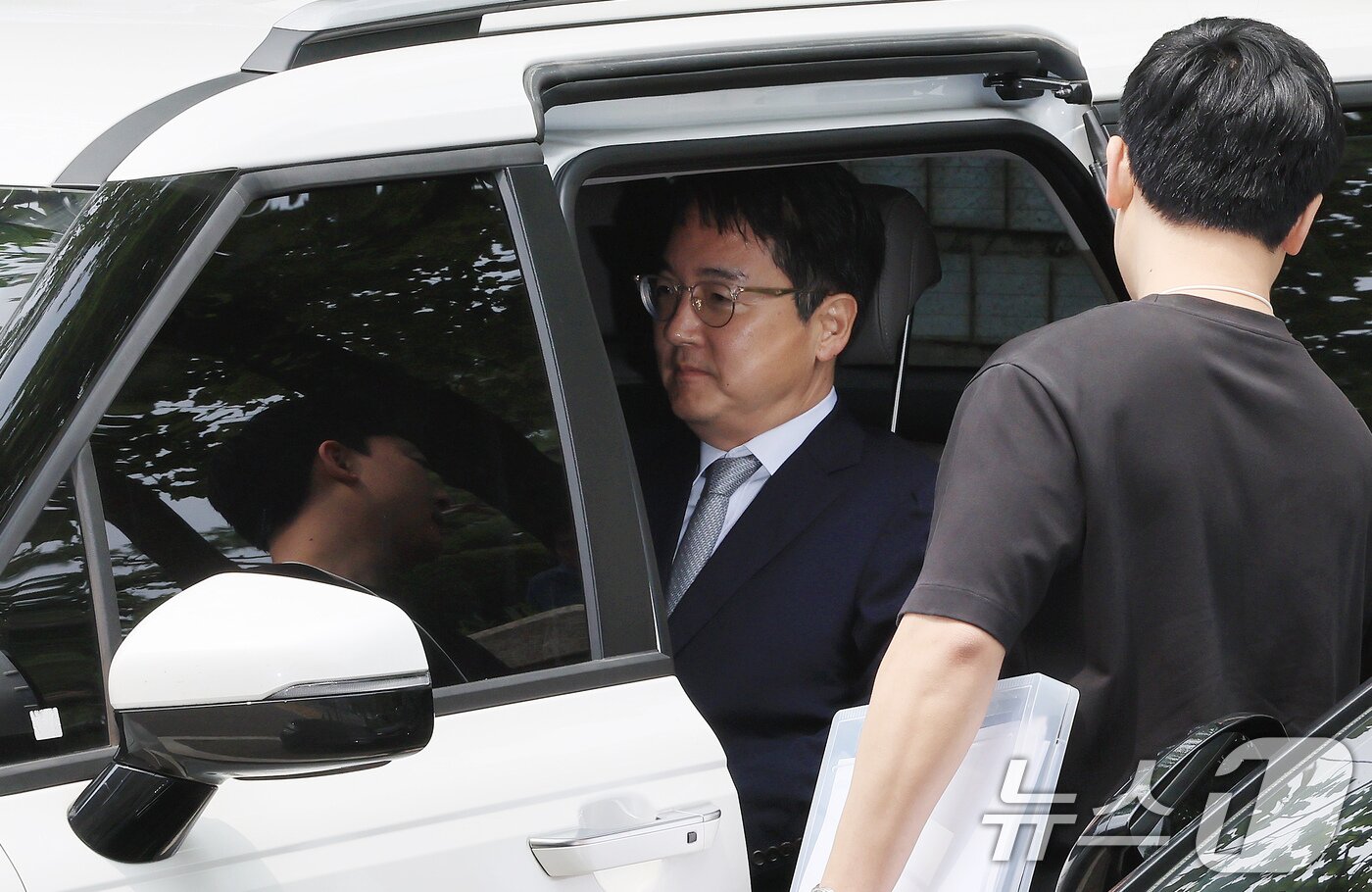 본문 이미지 - 12·3 비상계엄 내란 가담 및 직권남용 혐의를 받고 있는 심우정 전 검찰총장이 16일 서울 서초구 서울중앙지법에서 열린 구속 전 피의자 심문(영장실질심사)을 마치고 법원을 나서고 있다. 2026.7.16 ⓒ 뉴스1 이호윤 기자