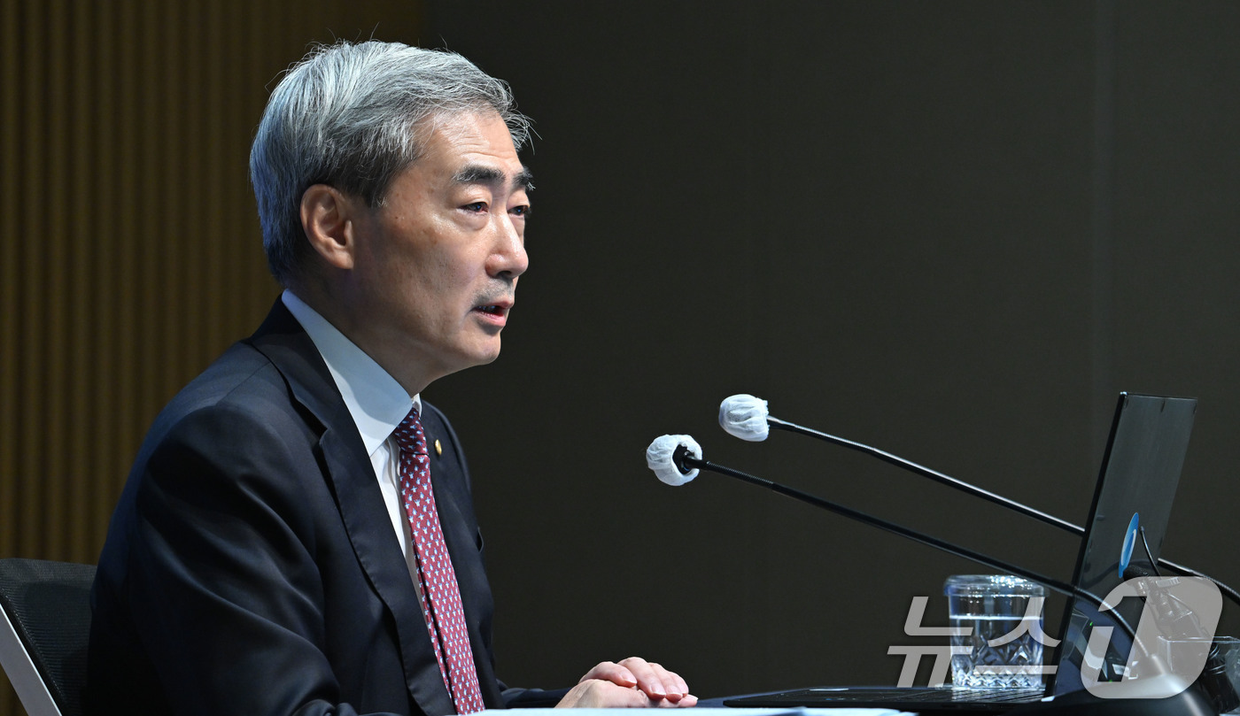 (서울=뉴스1) 사진공동취재단 = 신현송 한국은행 총재가 16일 오전 서울 중구 한국은행에서 열린 금융통화위원회 통화정책방향 기자간담회에서 발언하고 있다. 2026.7.16/뉴스1 …