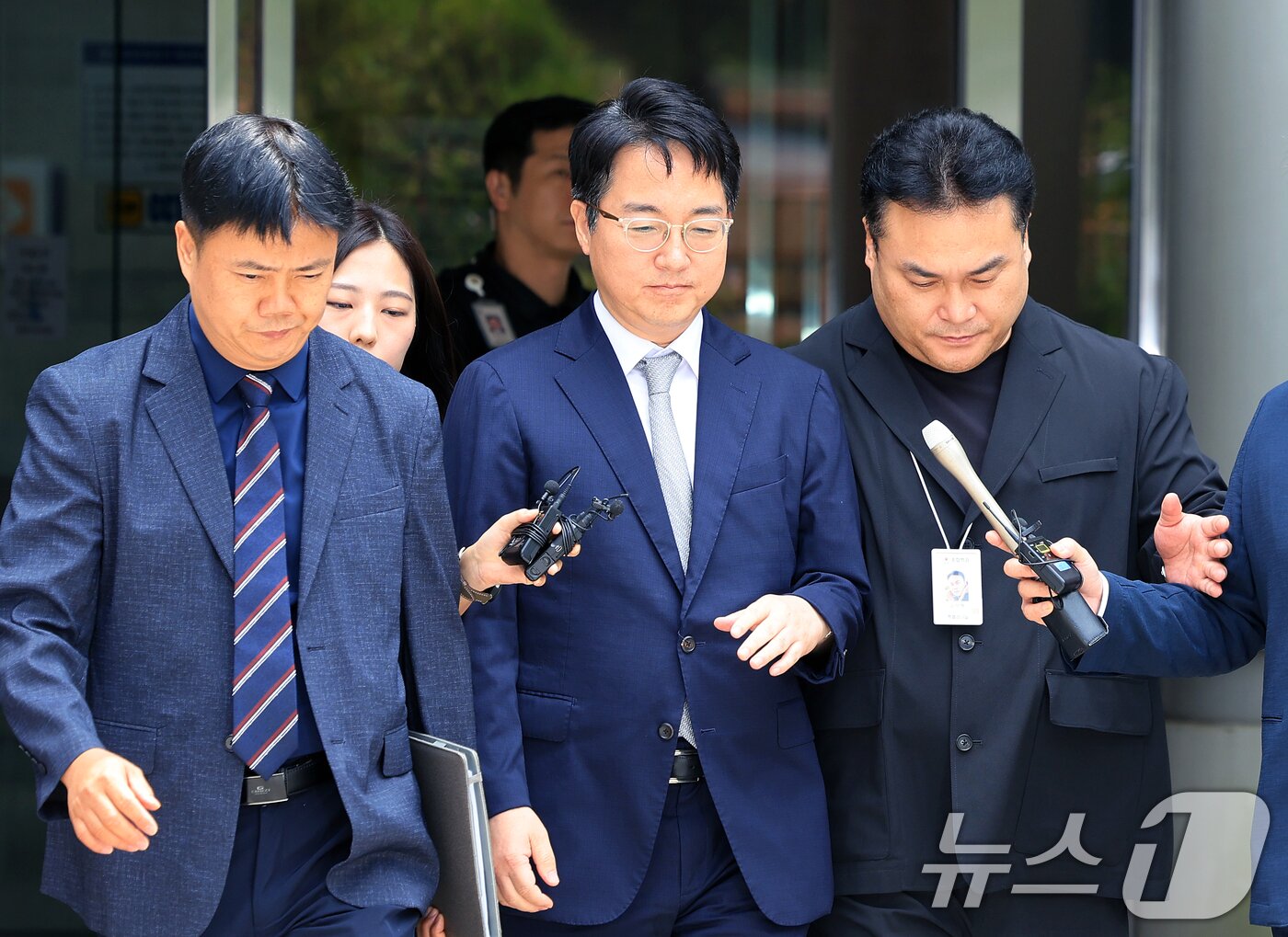 본문 이미지 - 12·3 비상계엄 내란 가담 및 직권남용 혐의를 받고 있는 심우정 전 검찰총장이 16일 서울 서초구 서울중앙지법에서 열린 구속 전 피의자 심문(영장실질심사)을 마치고 법원을 나서고 있다. 2026.7.16 ⓒ 뉴스1 이호윤 기자
