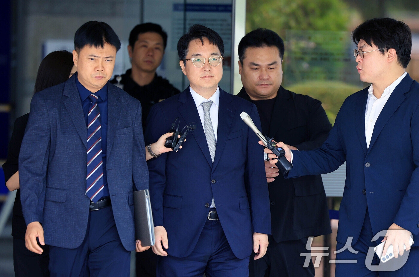 (서울=뉴스1) 이호윤 기자 = 12·3 비상계엄 내란 가담 및 직권남용 혐의를 받고 있는 심우정 전 검찰총장이 16일 서울 서초구 서울중앙지법에서 열린 구속 전 피의자 심문(영장 …