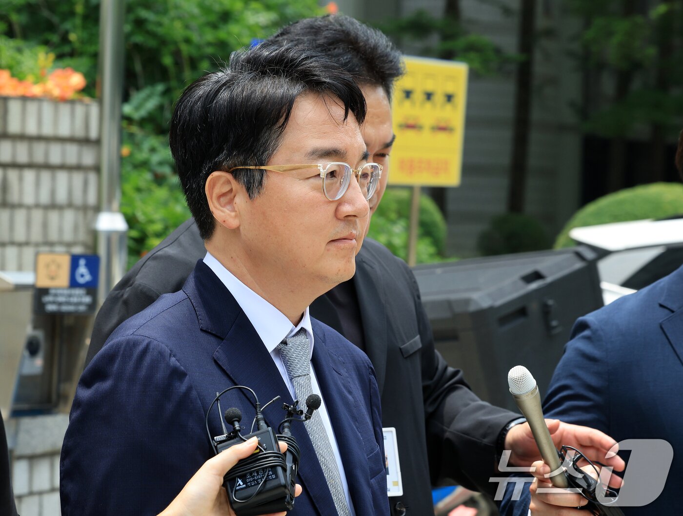 본문 이미지 - 12·3 비상계엄 내란 가담 및 직권남용 혐의를 받고 있는 심우정 전 검찰총장이 16일 서울 서초구 서울중앙지법에서 열린 구속 전 피의자 심문(영장실질심사)을 마치고 법원을 나서고 있다. 2026.7.16 ⓒ 뉴스1 이호윤 기자