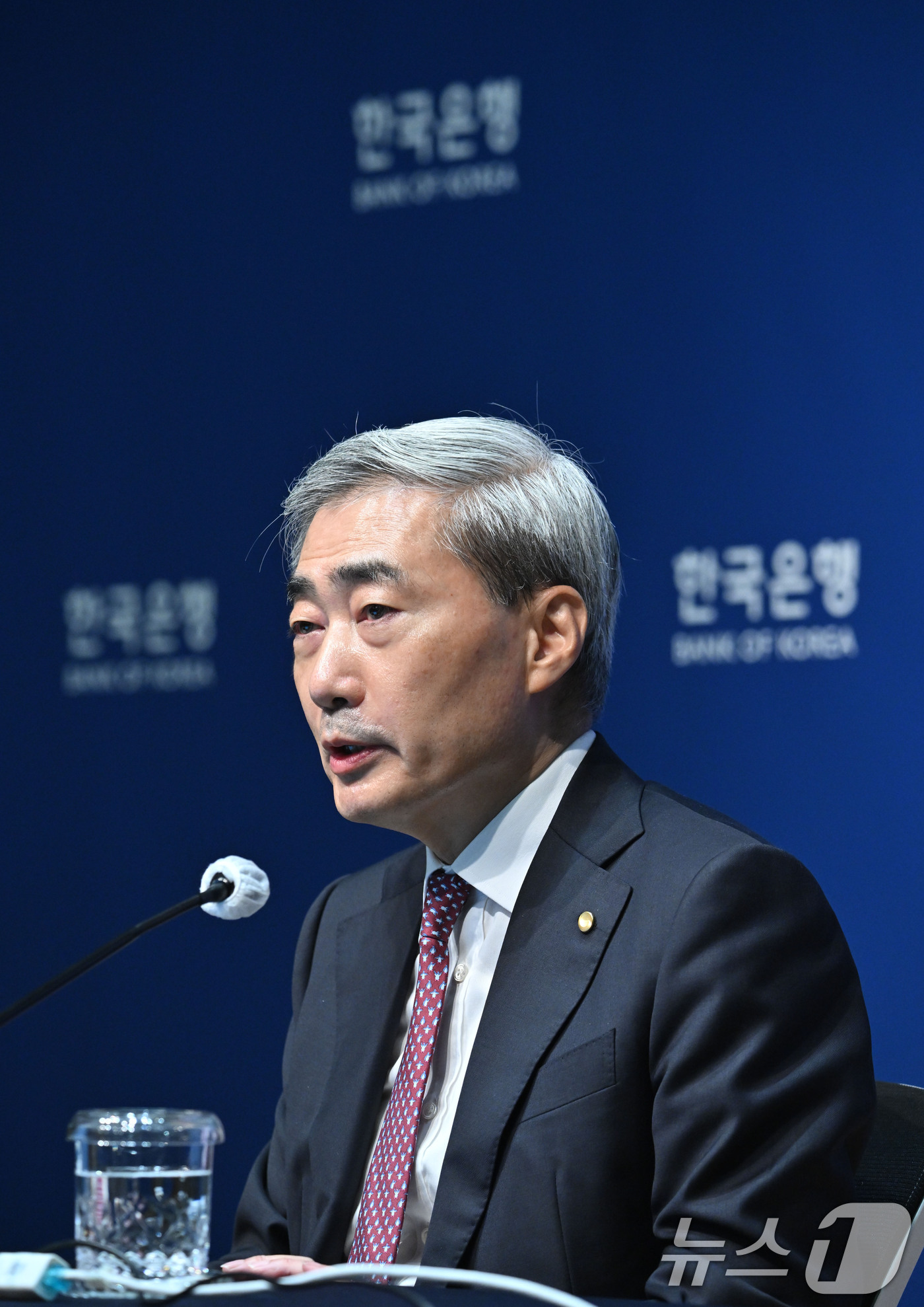 (서울=뉴스1) 사진공동취재단 = 신현송 한국은행 총재가 16일 오전 서울 중구 한국은행에서 열린 금융통화위원회 통화정책방향 기자간담회에서 발언하고 있다. 2026.7.16/뉴스1 …