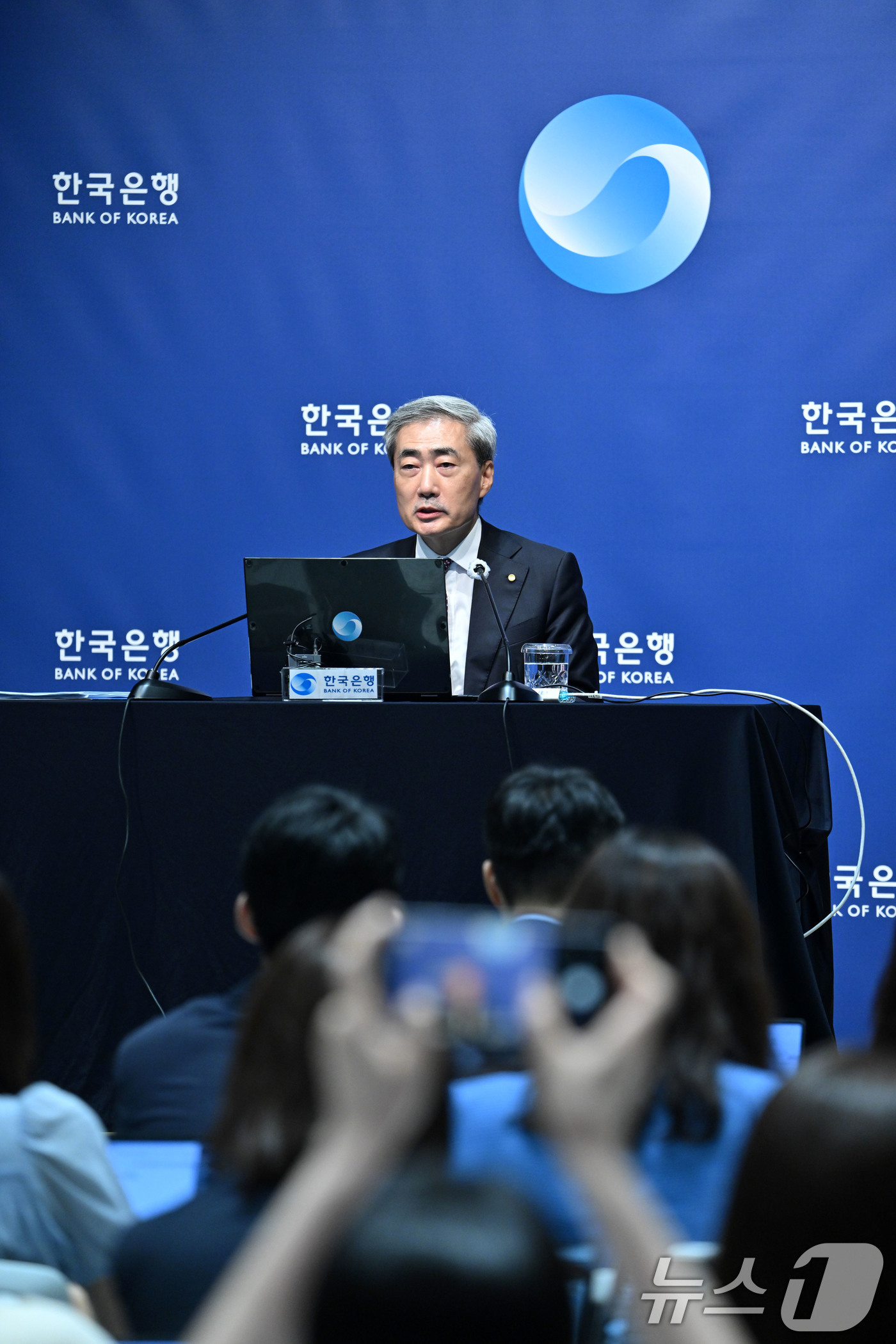 (서울=뉴스1) 사진공동취재단 = 신현송 한국은행 총재가 16일 오전 서울 중구 한국은행에서 열린 금융통화위원회 통화정책방향 기자간담회에서 발언하고 있다. 2026.7.16/뉴스1 …