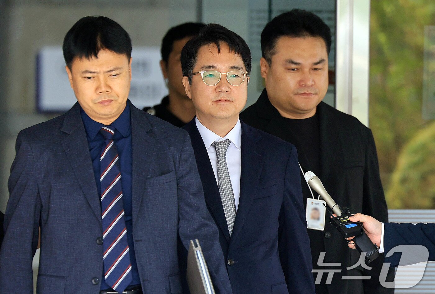 본문 이미지 - 12·3 비상계엄 내란 가담 및 직권남용 혐의를 받고 있는 심우정 전 검찰총장이 16일 서울 서초구 서울중앙지법에서 열린 구속 전 피의자 심문(영장실질심사)을 마치고 법원을 나서고 있다. 2026.7.16 ⓒ 뉴스1 이호윤 기자