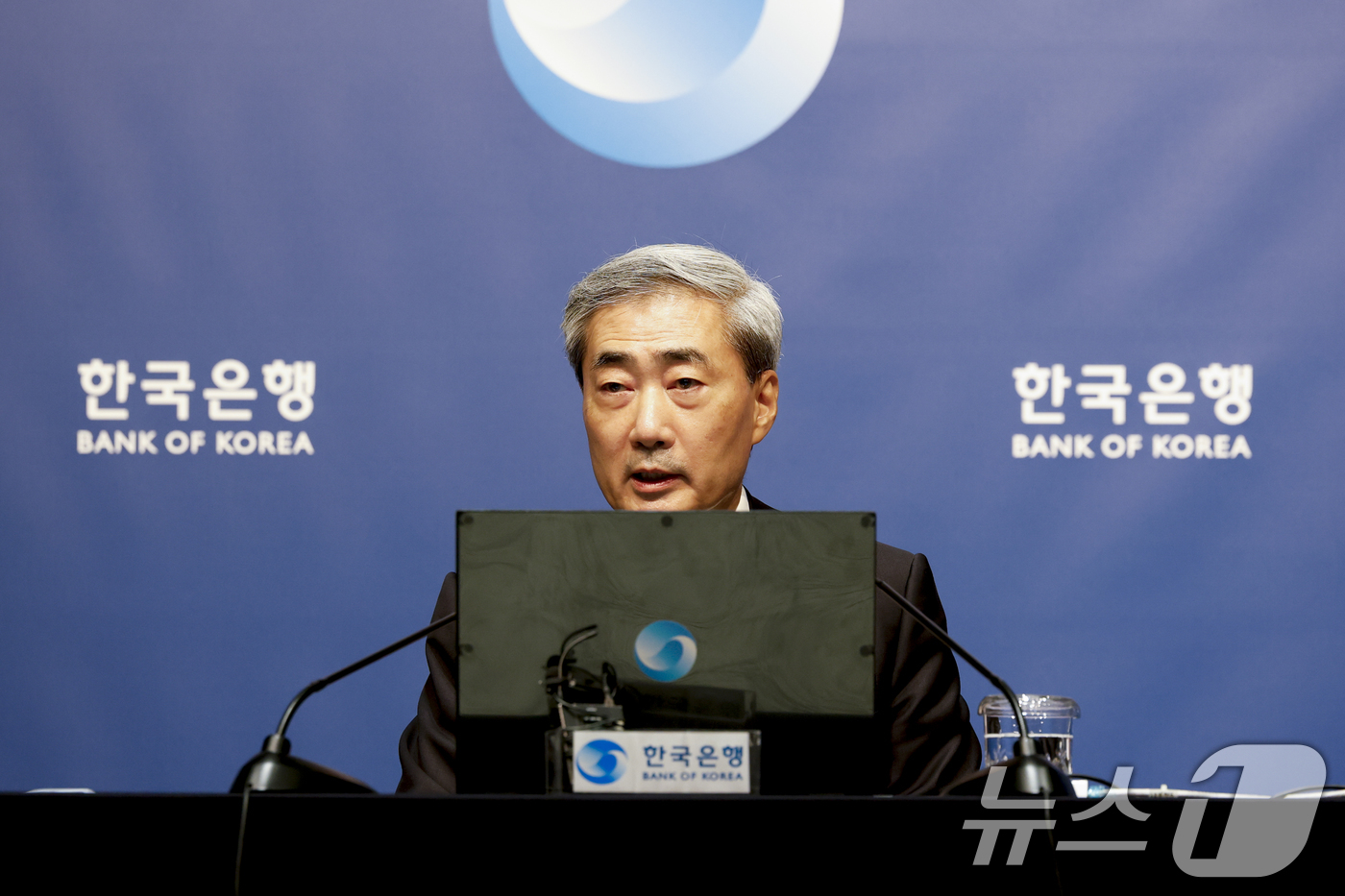 (서울=뉴스1) 사진공동취재단 = 신현송 한국은행 총재가 16일 오전 서울 중구 한국은행에서 열린 금융통화위원회 통화정책방향 기자간담회에서 발언하고 있다. 2026.7.16/뉴스1 …